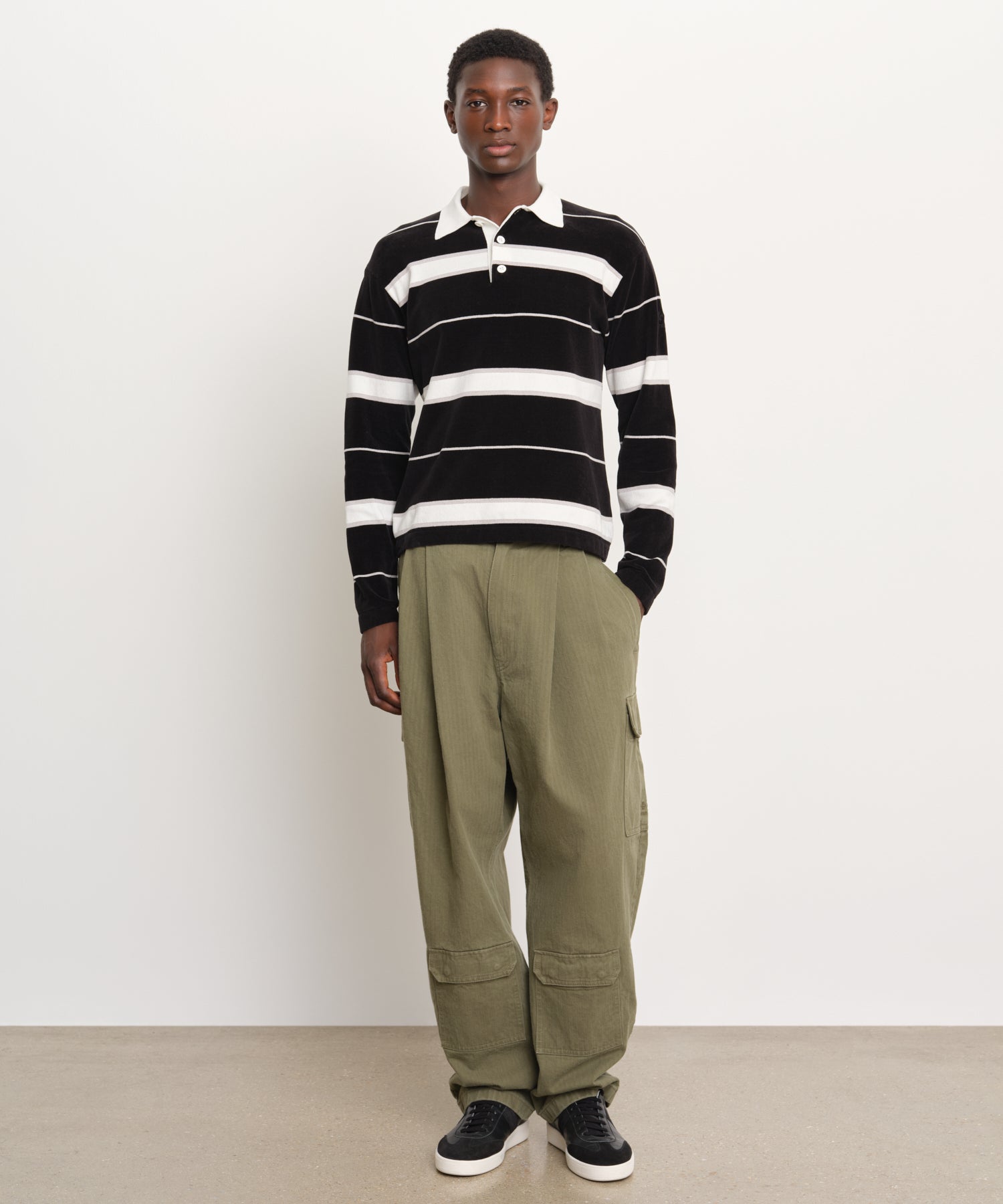 The model is 189 cm tall and is wearing a size 3 in Black.