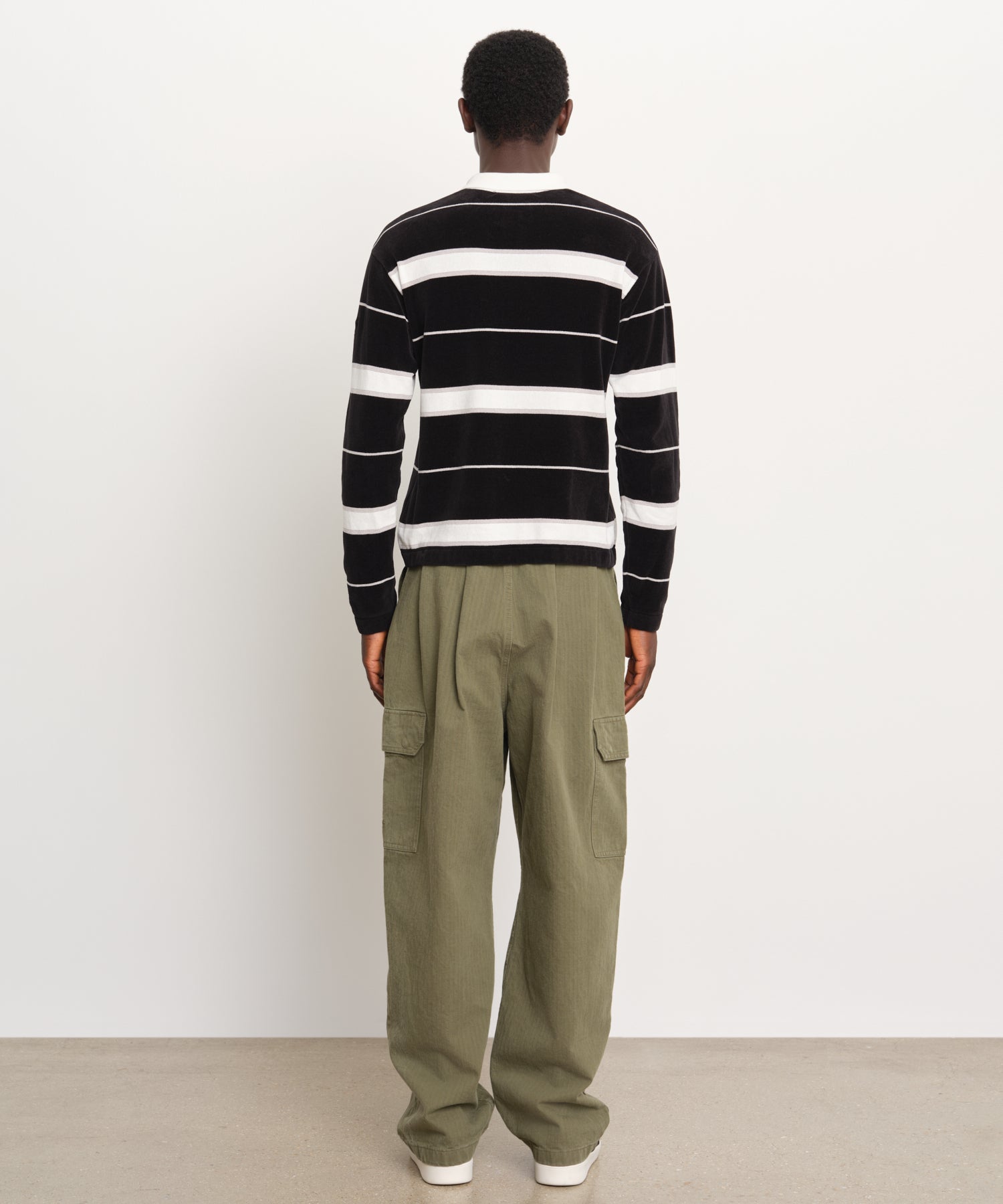 The model is 189 cm tall and is wearing a size 3 in Black.