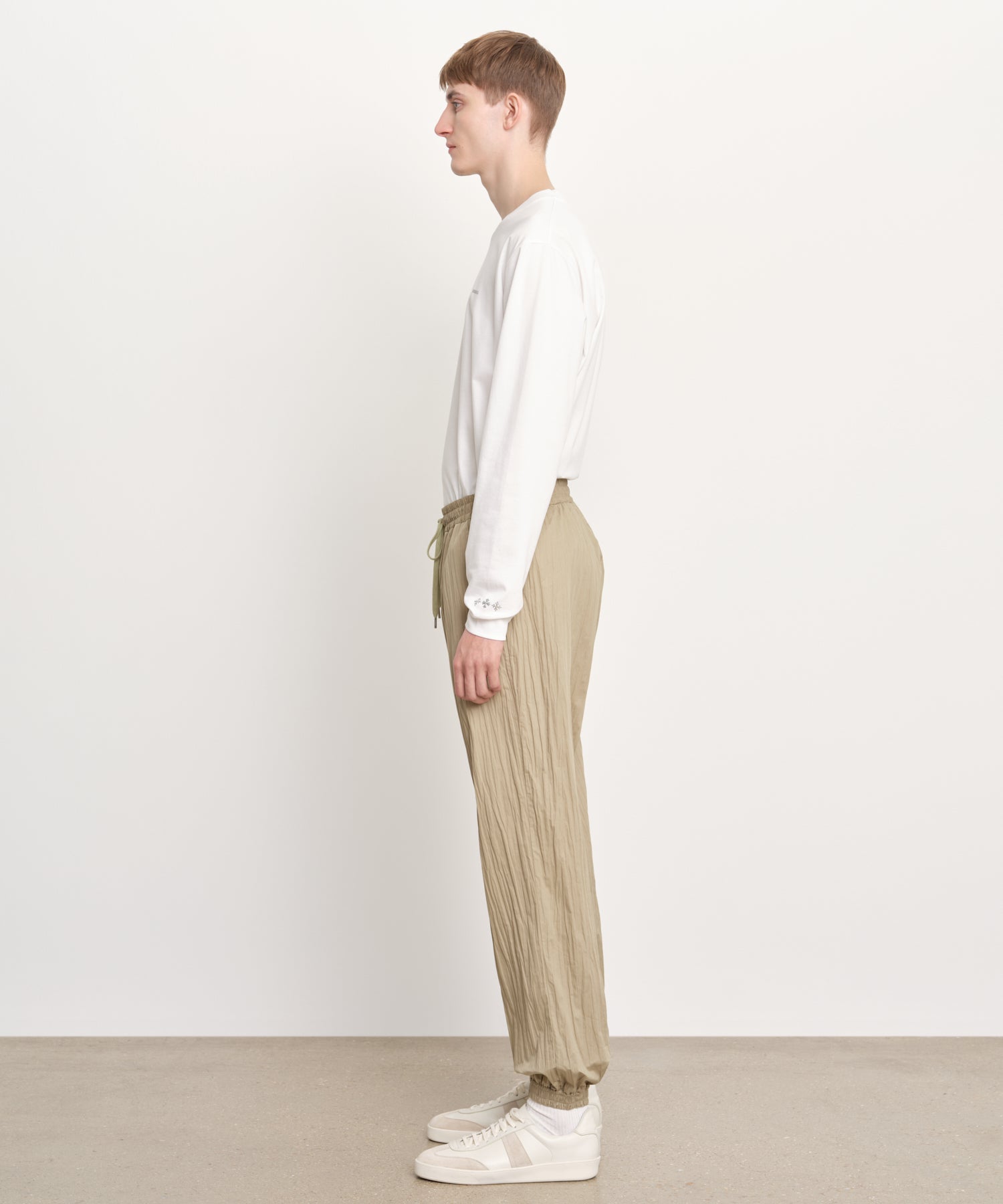 The model is 189 cm tall and is wearing a size 3 in Beige.
