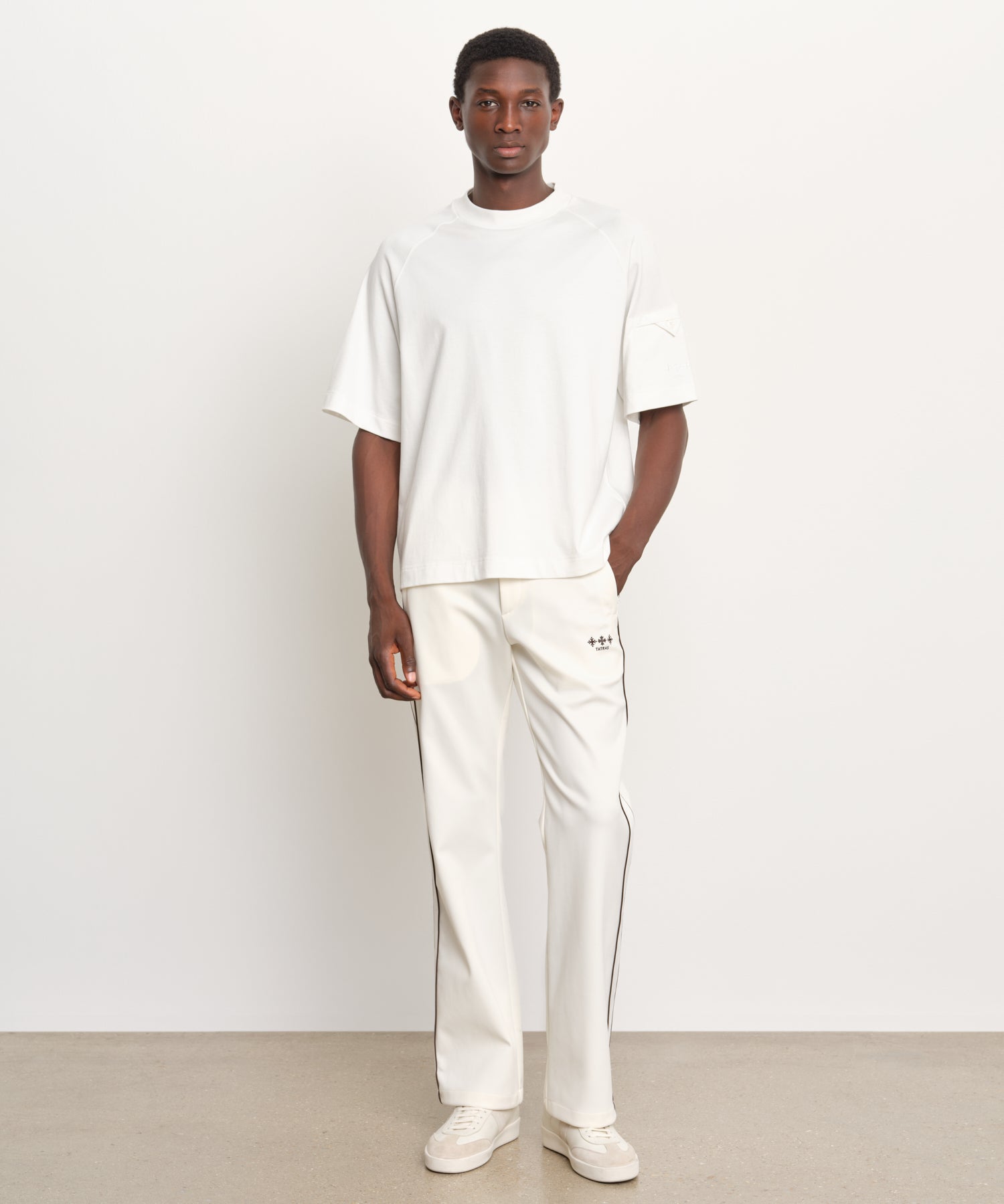 The model is 189 cm tall and is wearing a size 3 in IVORY