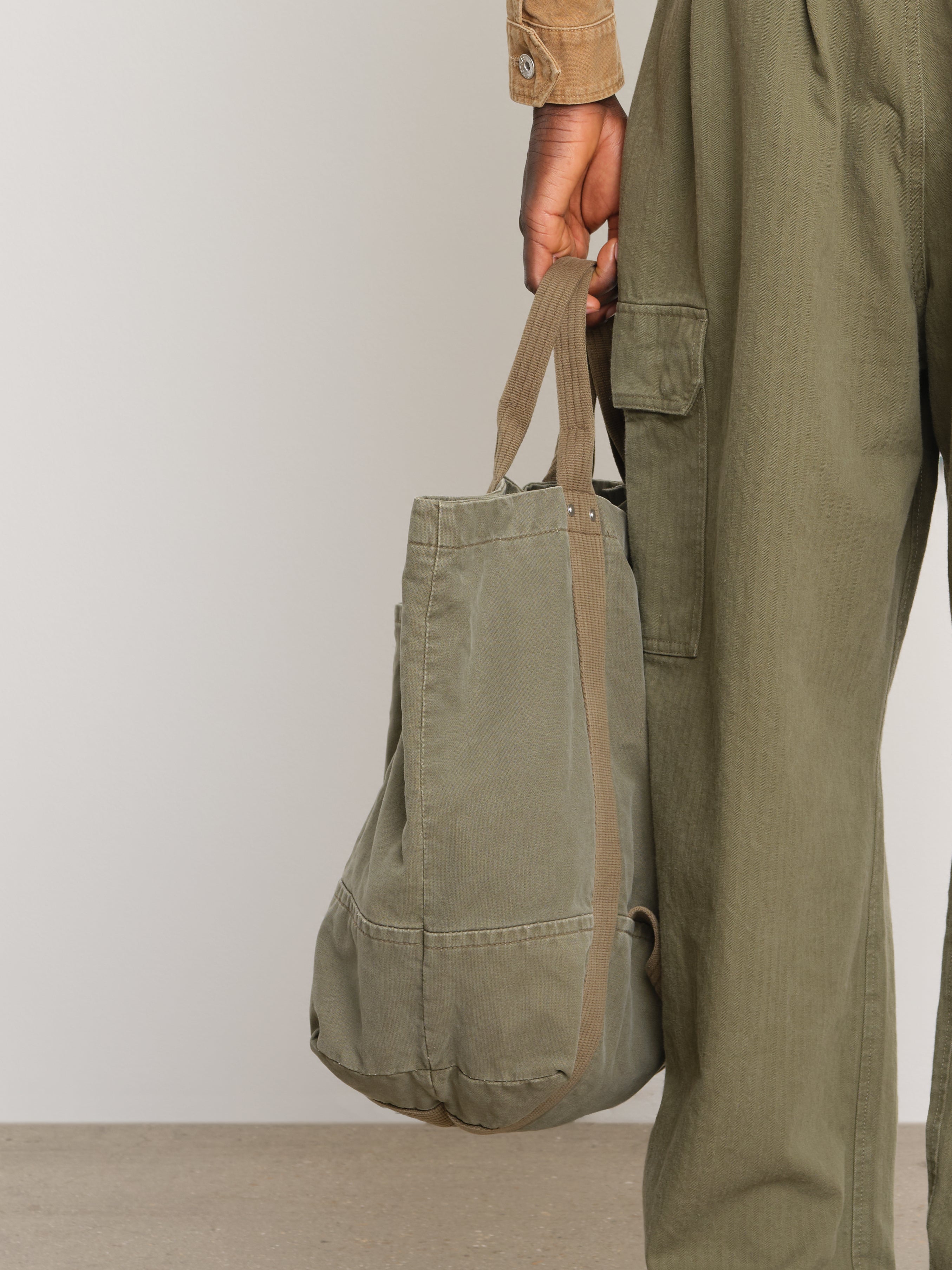 The model is 189 cm tall and is wearing free size in Khaki.