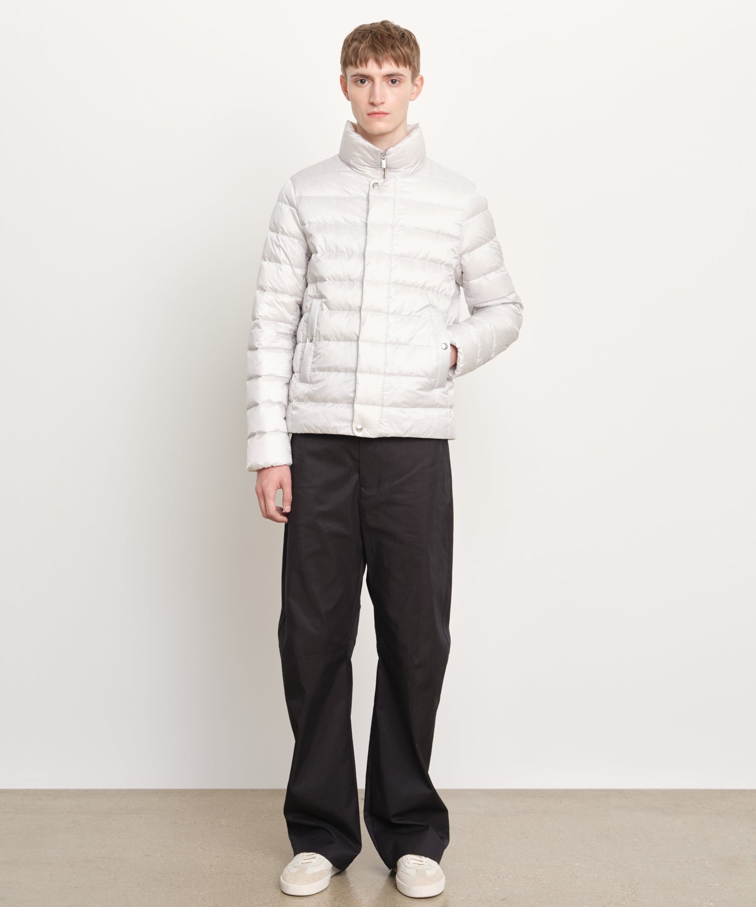 The model is 189 cm tall and is wearing a size 3 in Light Gray.