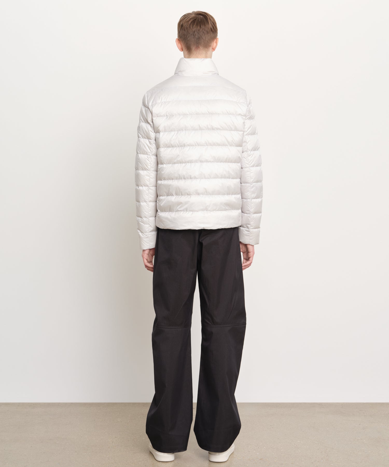 The model is 189 cm tall and is wearing a size 3 in Light Gray.