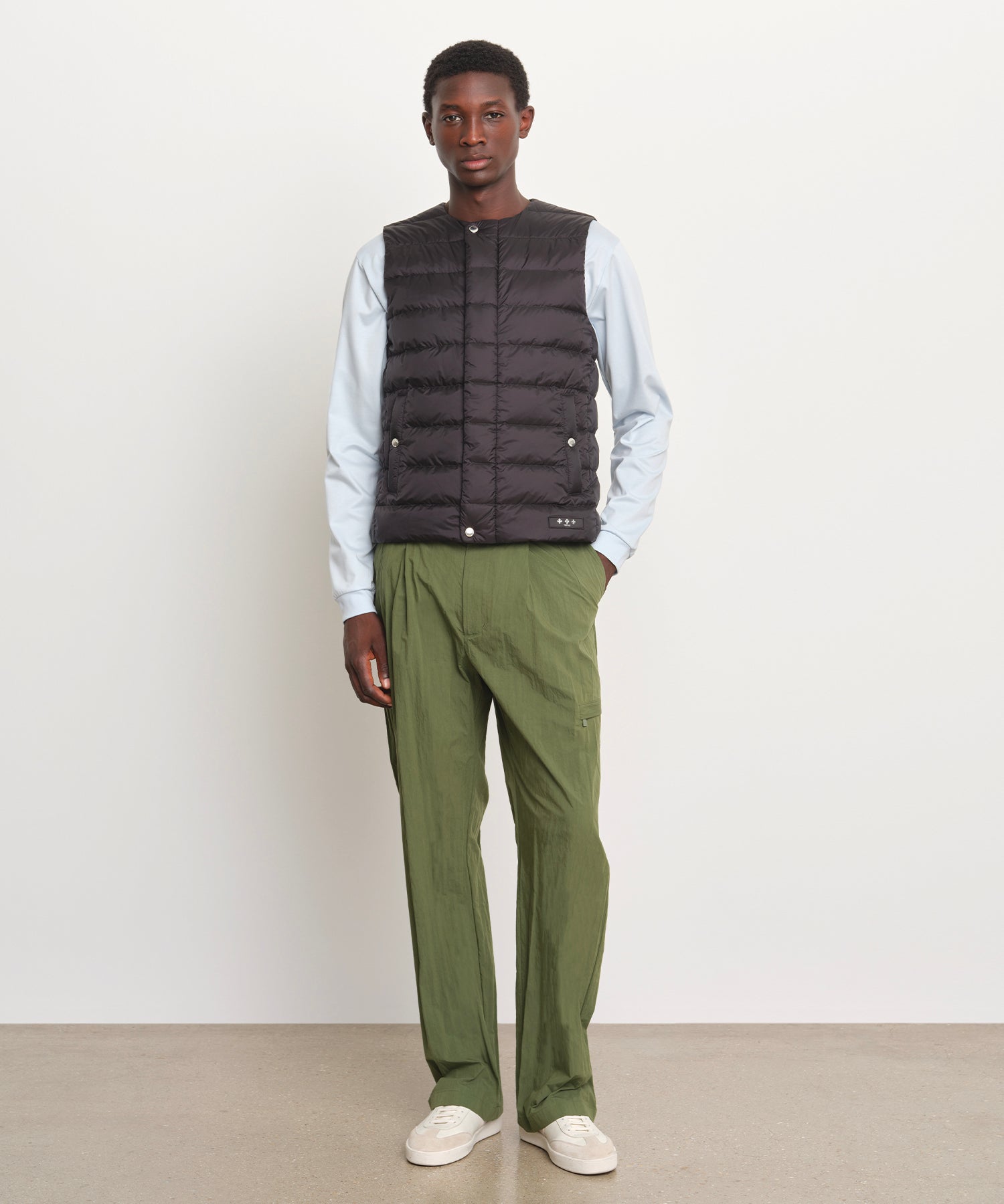 The model is 189 cm tall and is wearing a size 3 in Black.