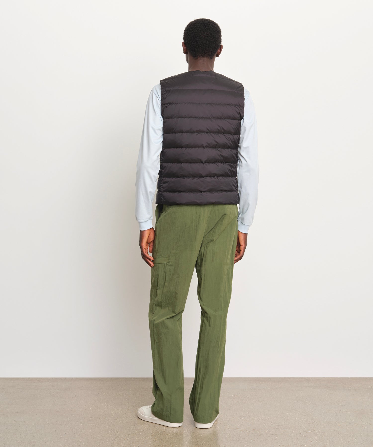 The model is 189 cm tall and is wearing a size 3 in Black.