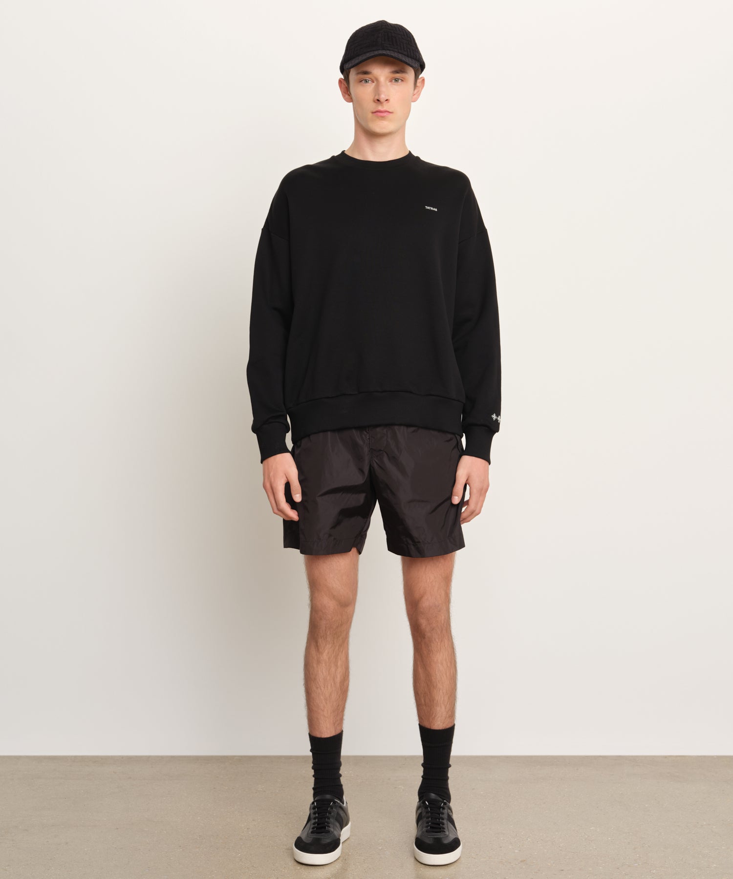 The model is 189 cm tall and is wearing free size in Black.