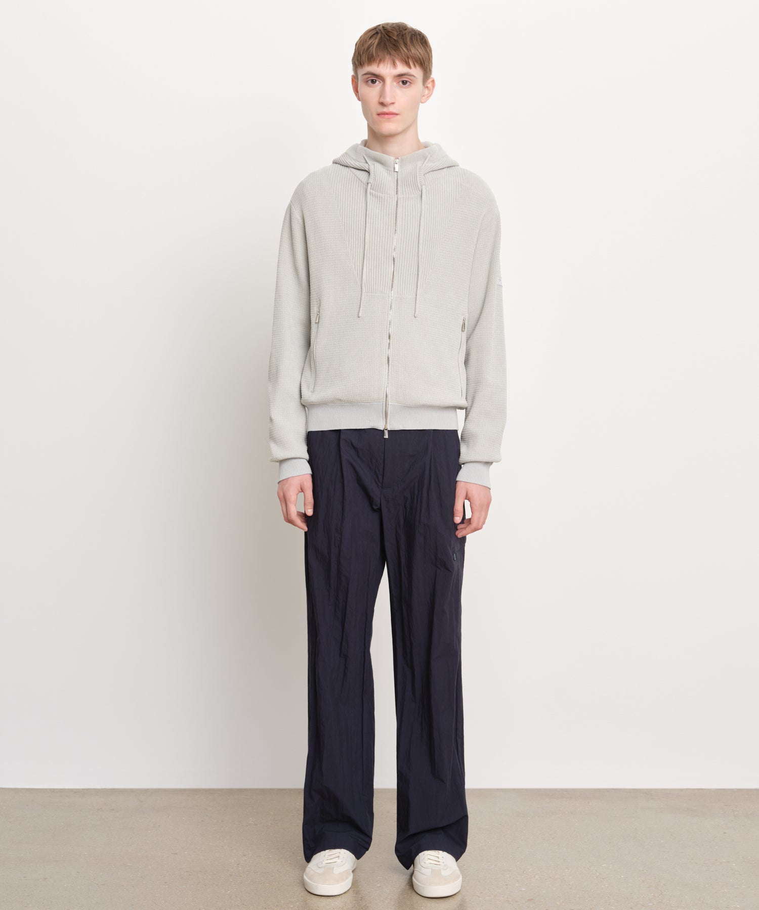 The model is 189 cm tall and is wearing a size 3 in Light Gray.