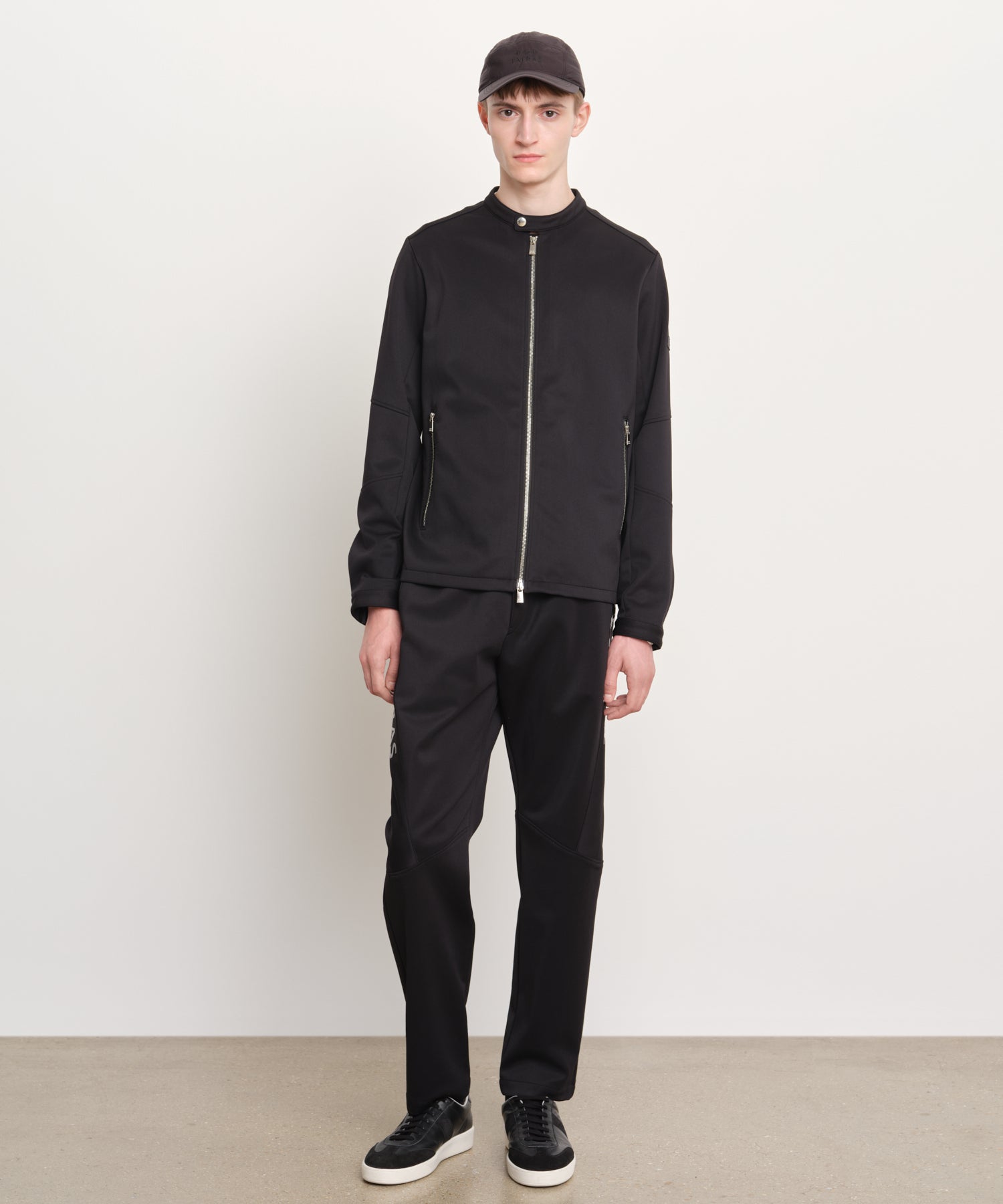 The model is 189 cm tall and is wearing a size 3 in BLACK.