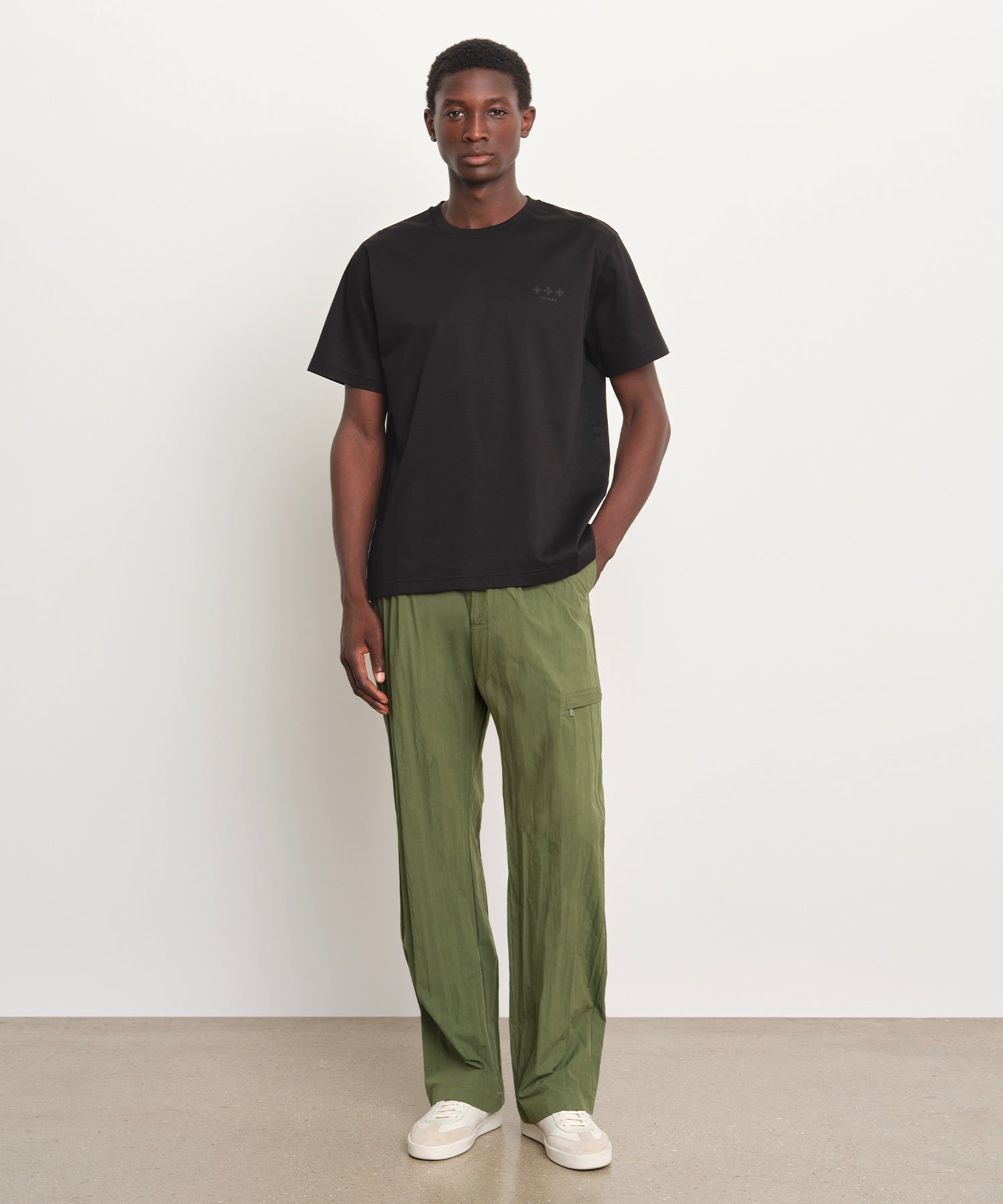 The model is 189 cm tall and is wearing a size 3 in BLACK.