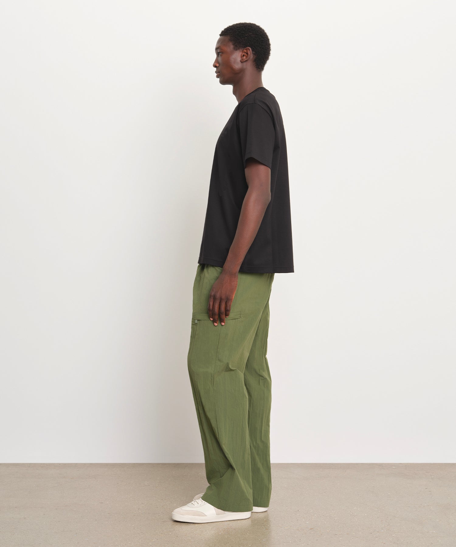 The model is 189 cm tall and is wearing a size 3 in BLACK.