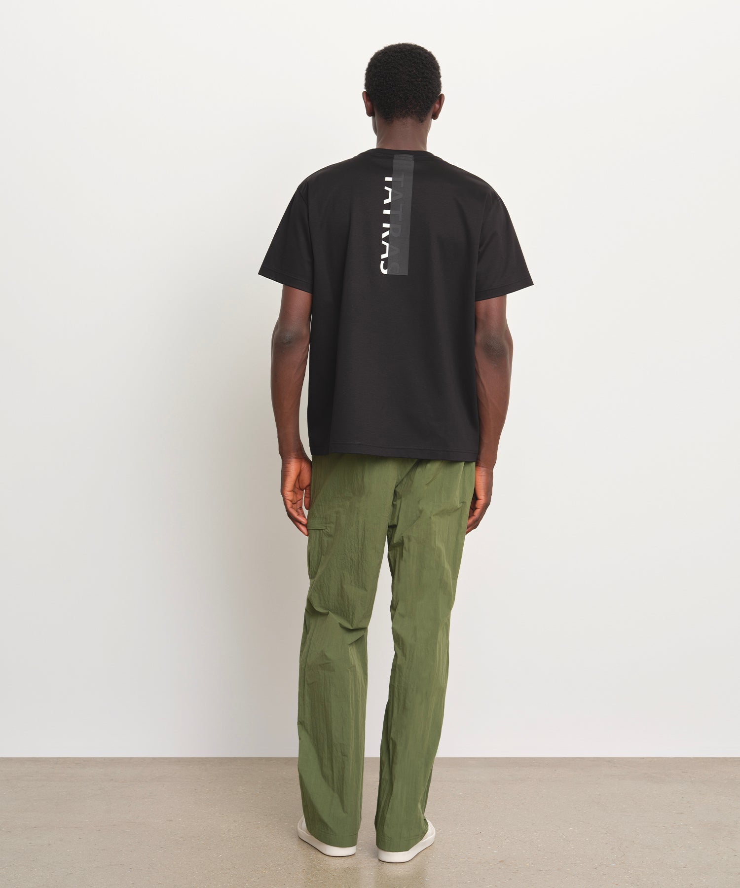 The model is 189 cm tall and is wearing a size 3 in BLACK.