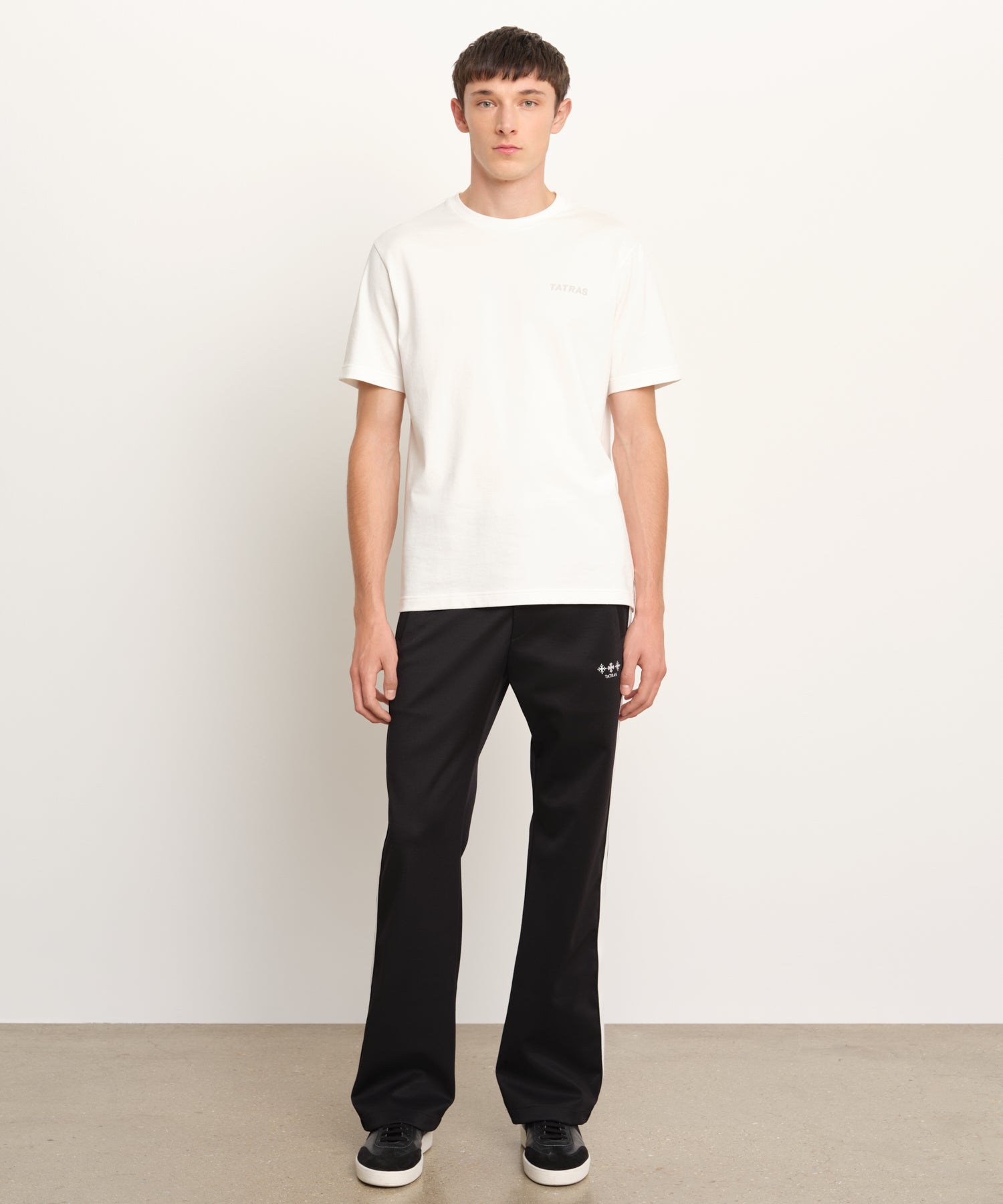 The model is 189 cm tall and is wearing a size 3 in IVORY.