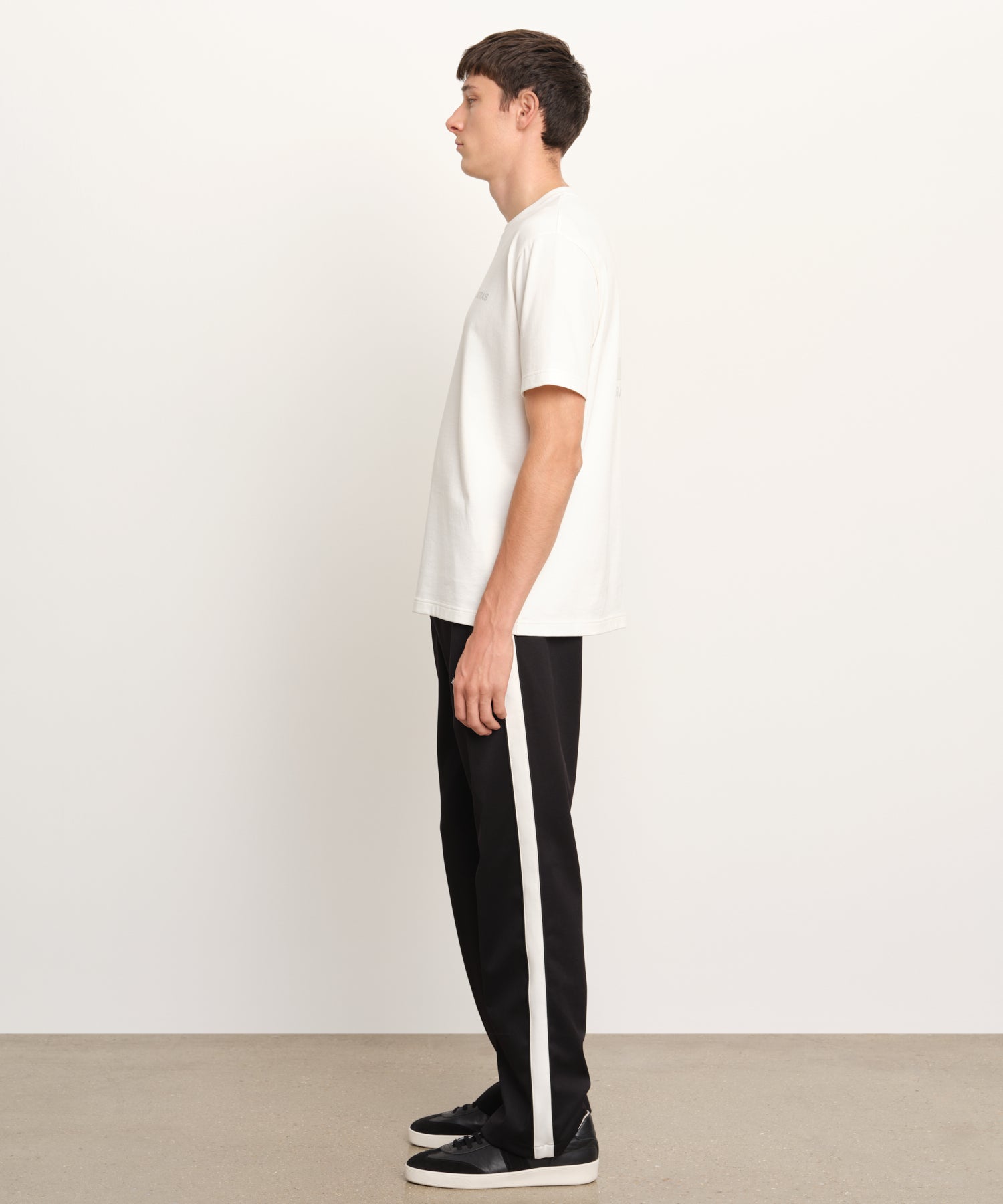 The model is 189 cm tall and is wearing a size 3 in IVORY.
