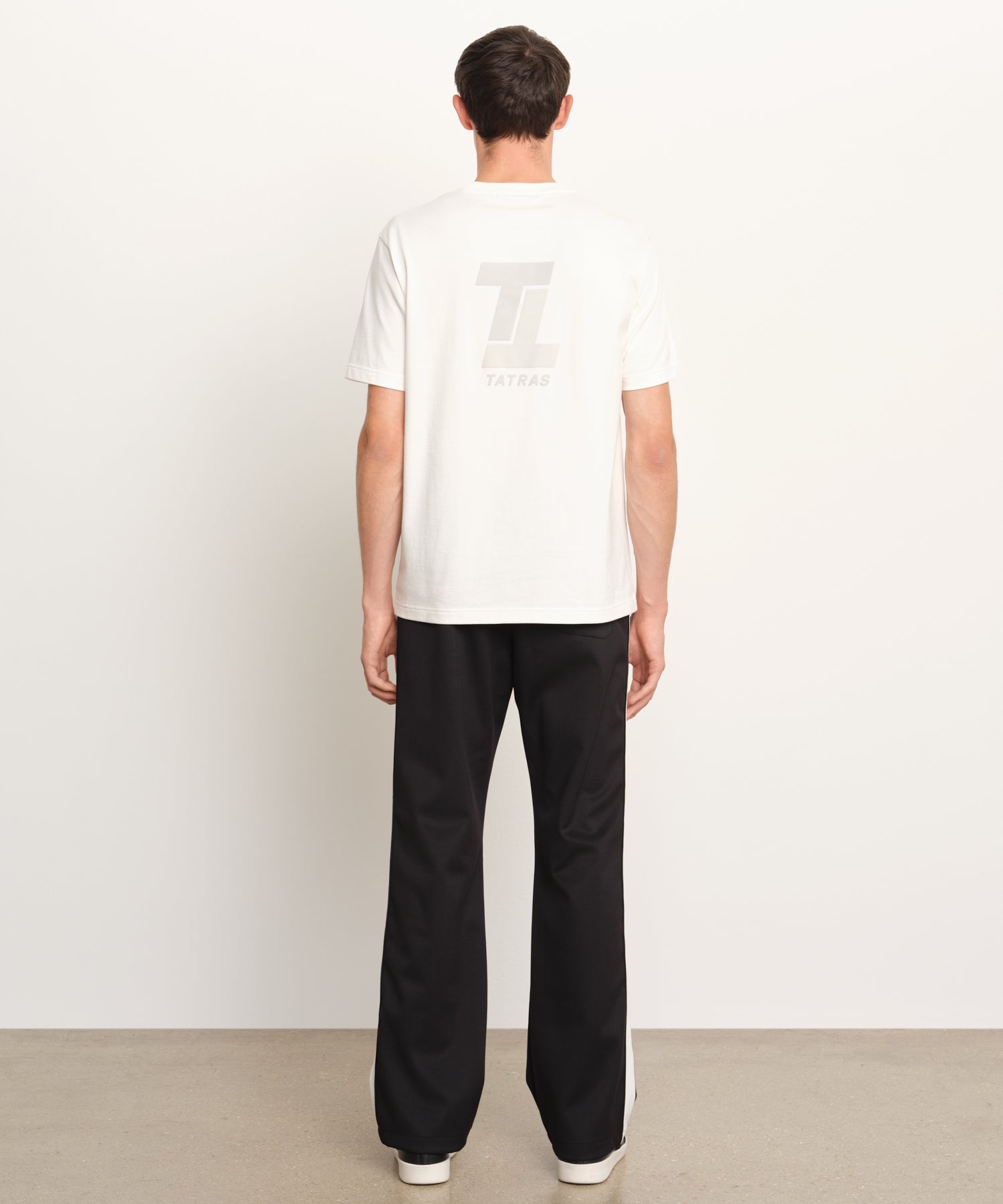 The model is 189 cm tall and is wearing a size 3 in IVORY.