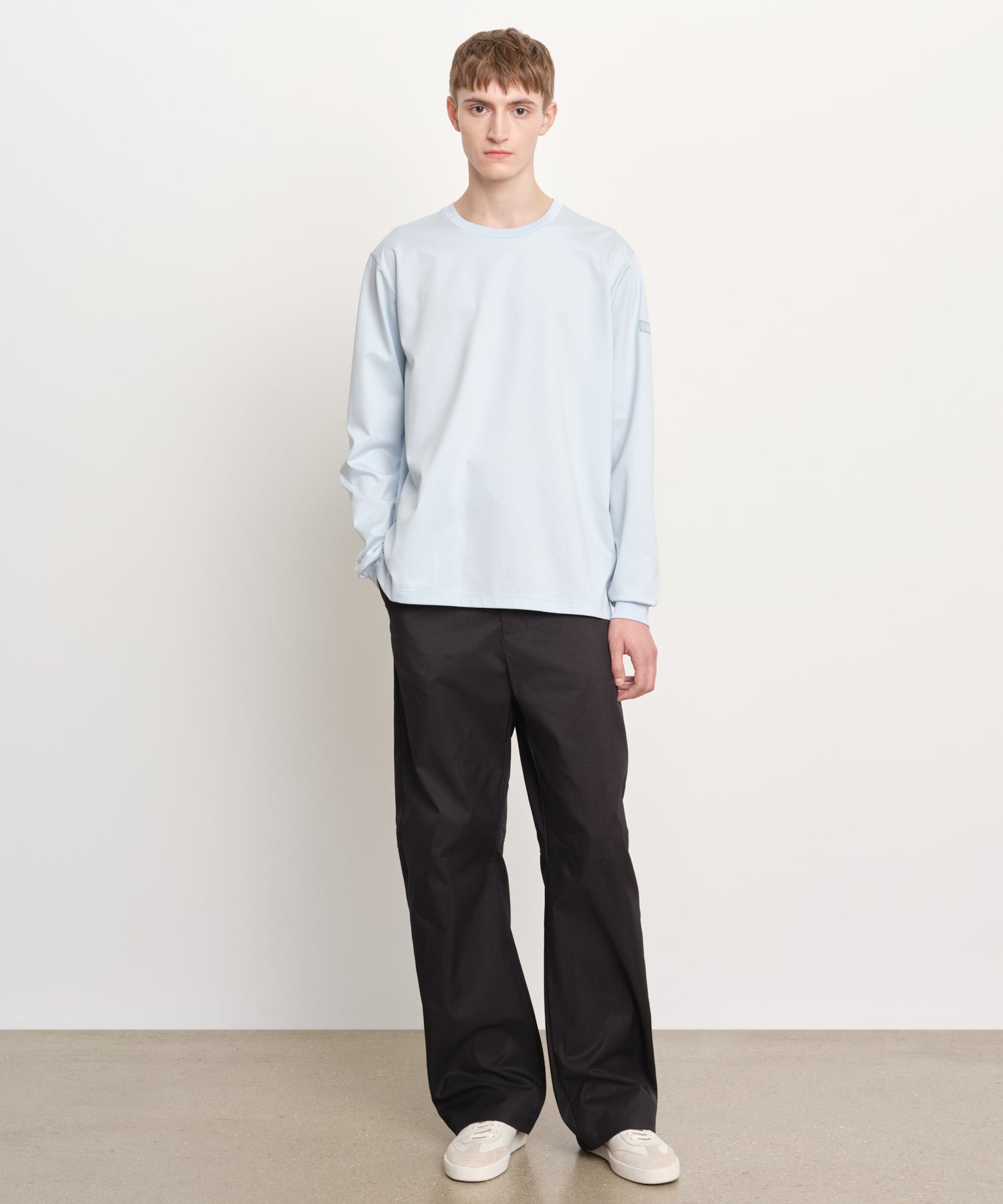 The model is 189 cm tall and is wearing a size 3 in SAX.