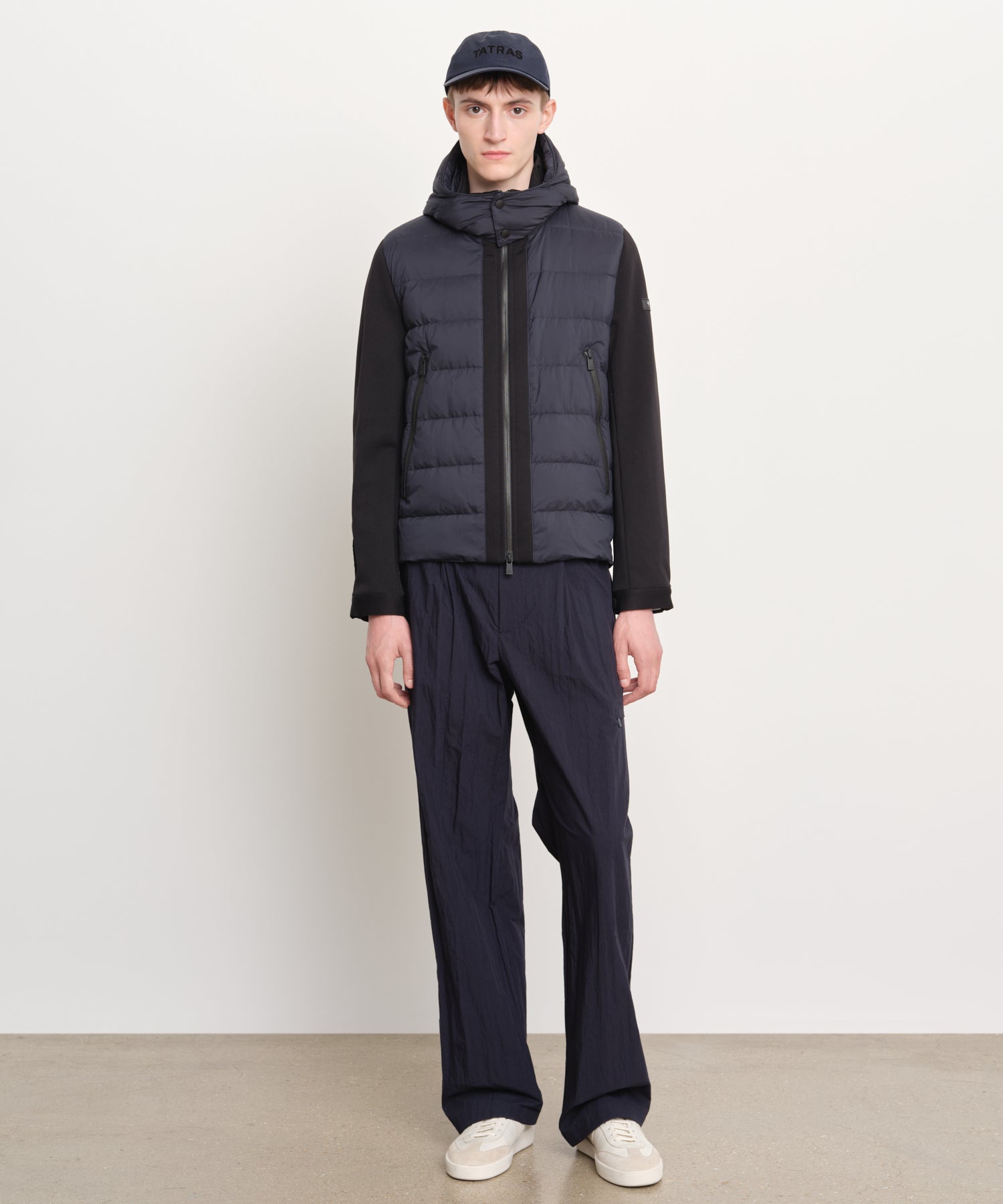 The model is 189 cm tall and is wearing a size 3 in Navy.