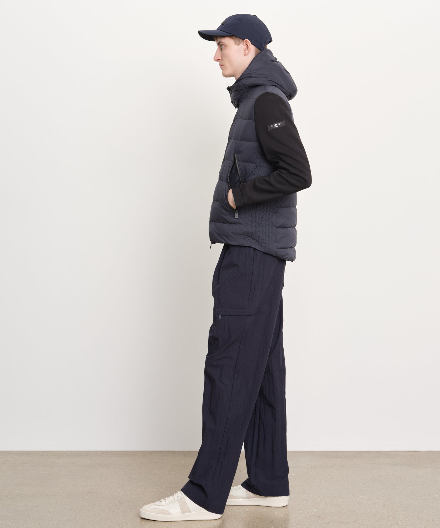The model is 189 cm tall and is wearing a size 3 in Navy.