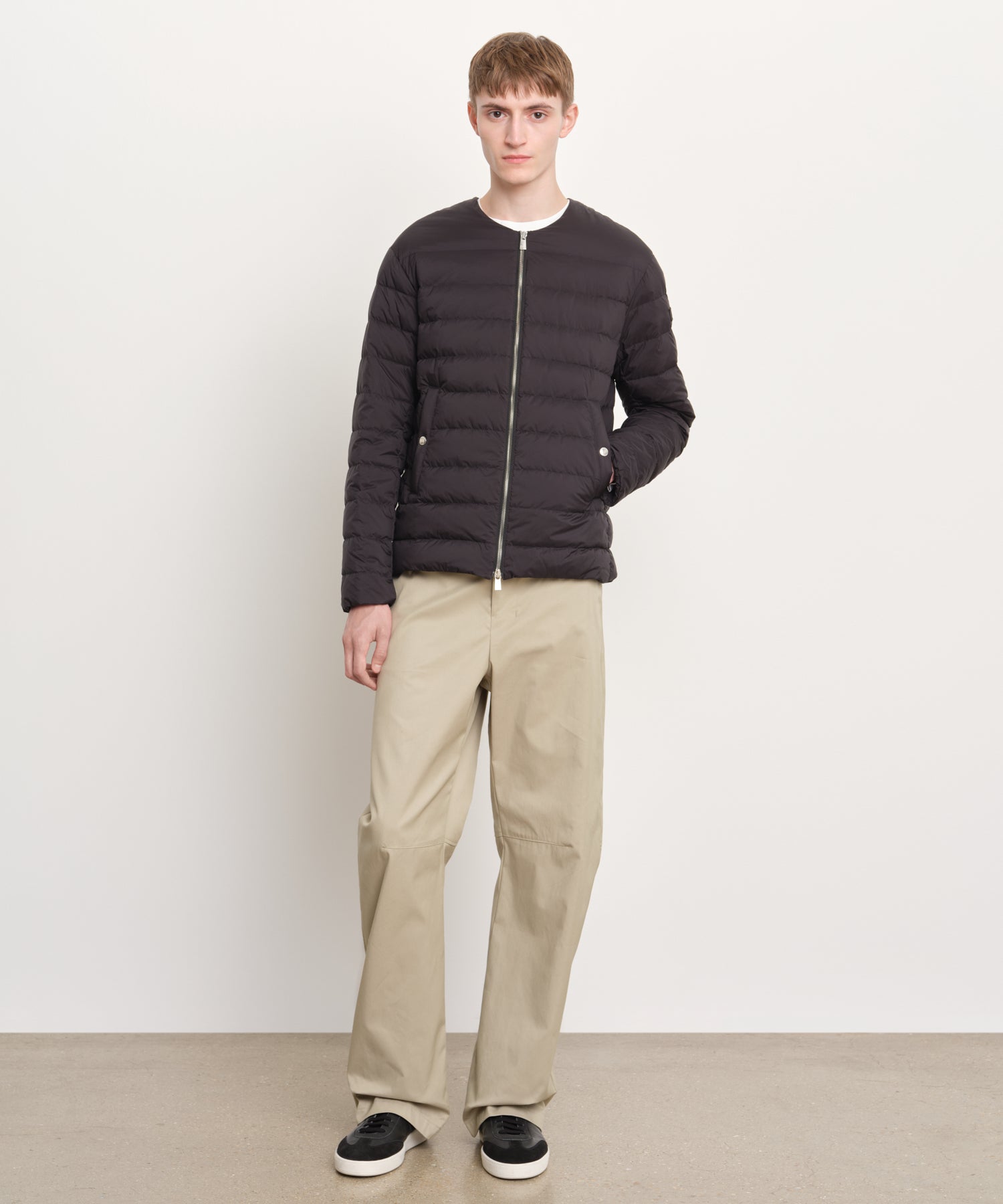 The model is 189 cm tall and is wearing a size 3 in Black.