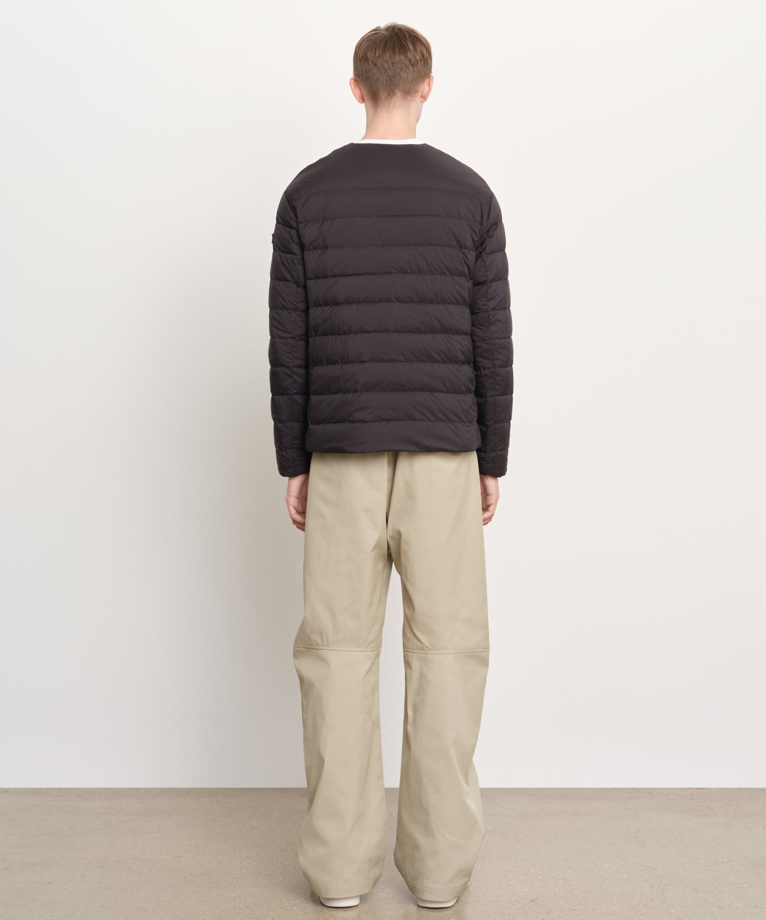 The model is 189 cm tall and is wearing a size 3 in Black.