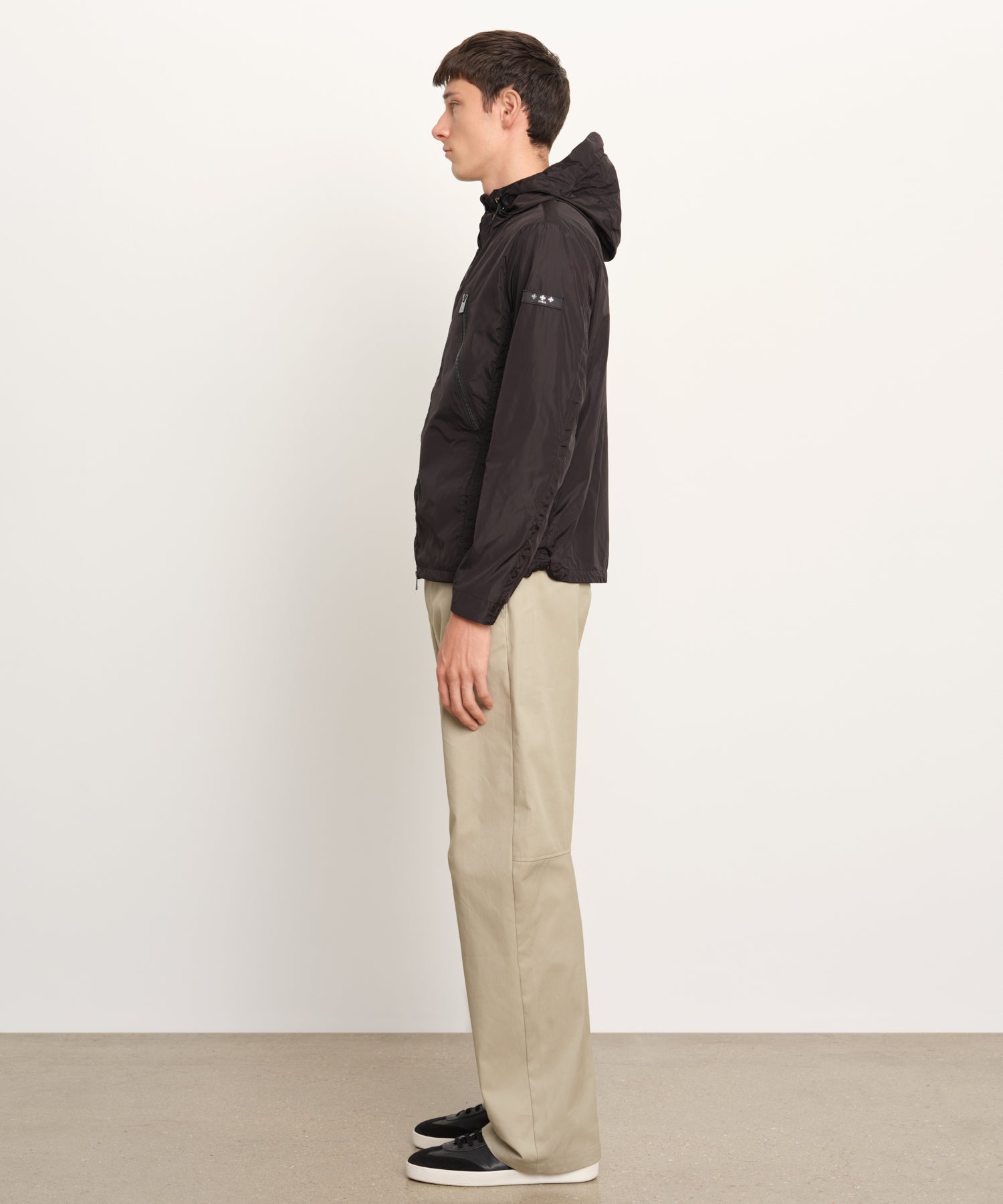 The model is 189 cm tall and is wearing a size 3 in BLACK.