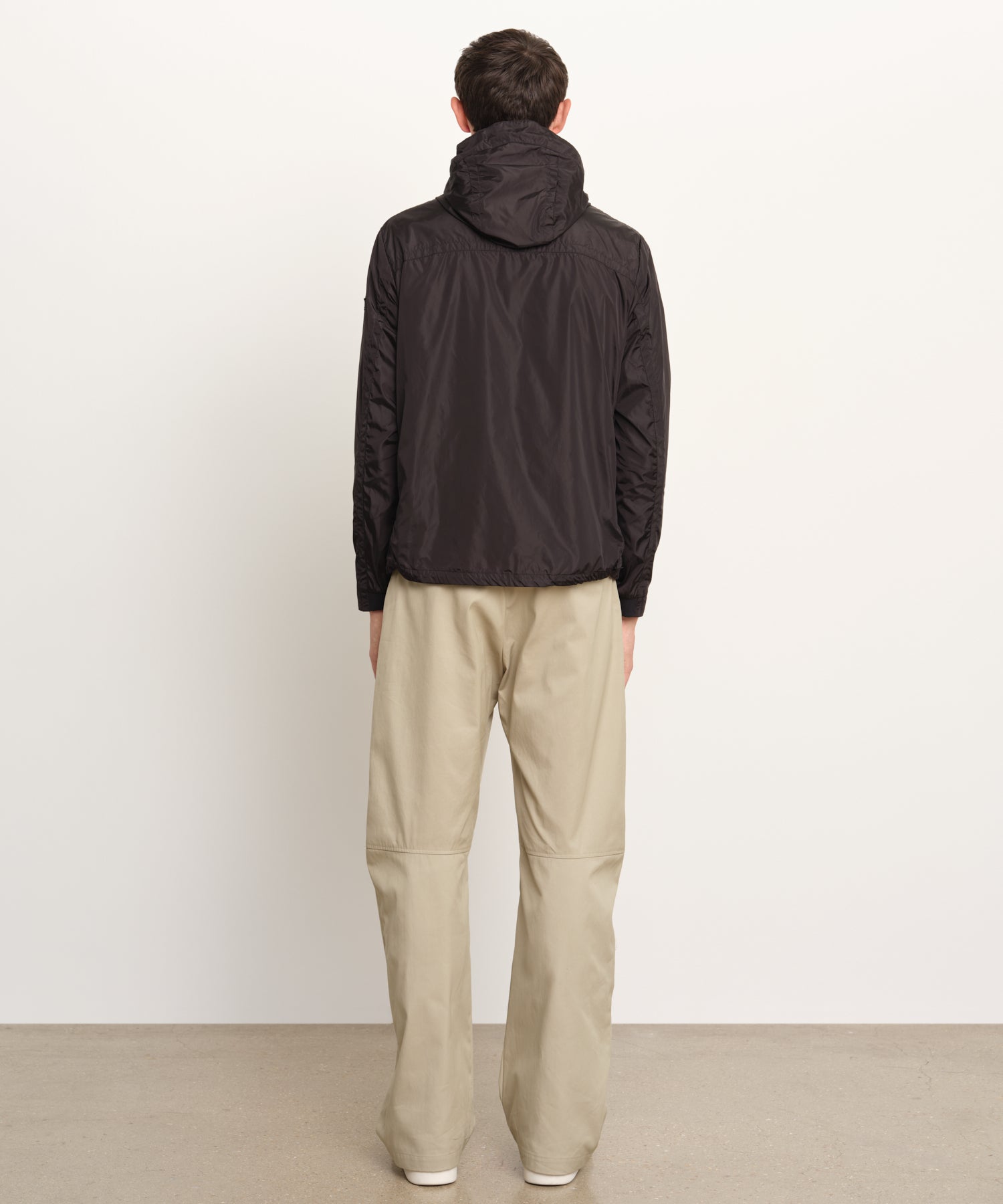 The model is 189 cm tall and is wearing a size 3 in BLACK.