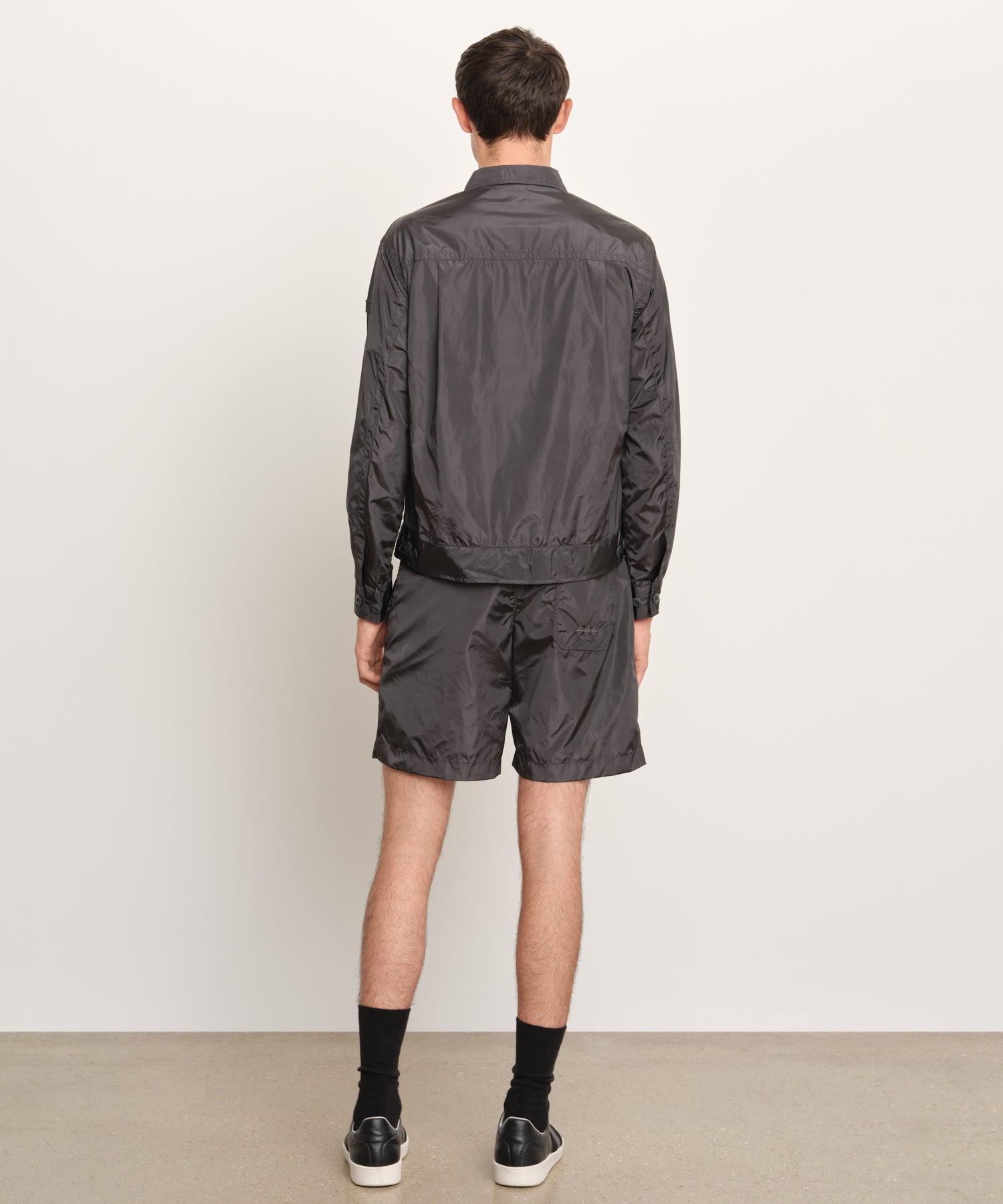 The model is 189 cm tall and is wearing a size 3 in CHARCOAL.