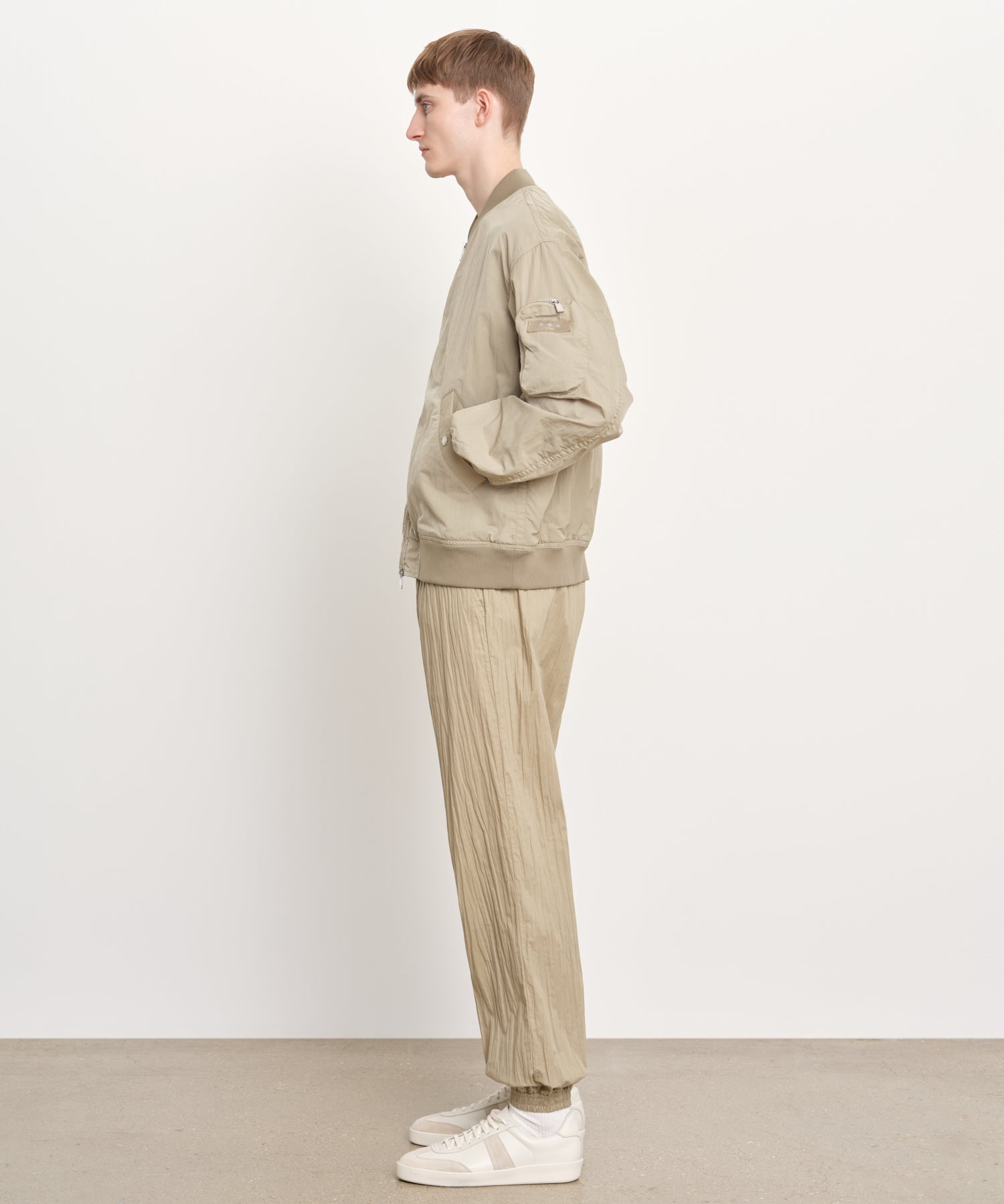 The model is 189 cm tall and is wearing a size 3 in Beige.