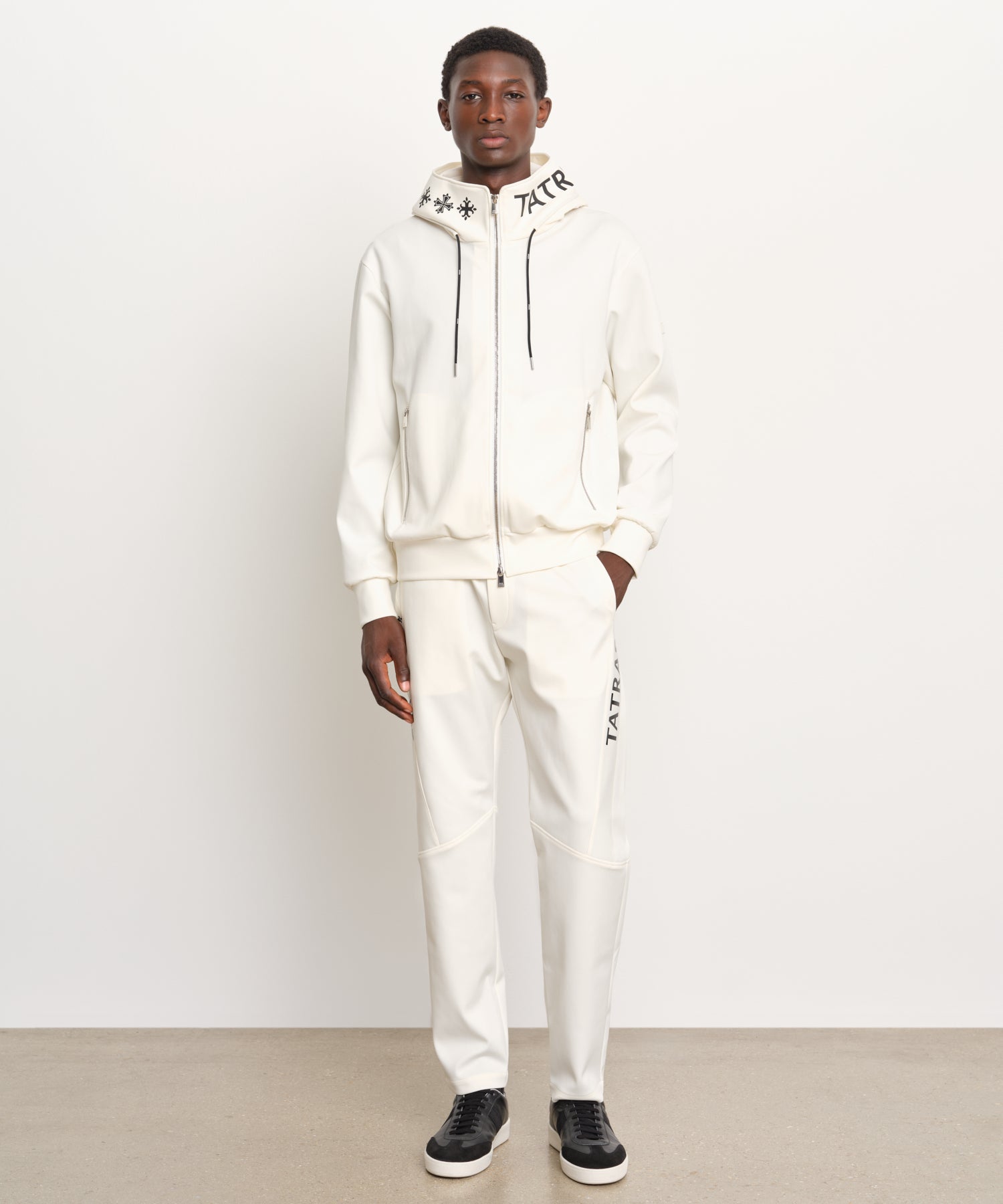 The model is 189 cm tall and is wearing a size 3 in IVORY.