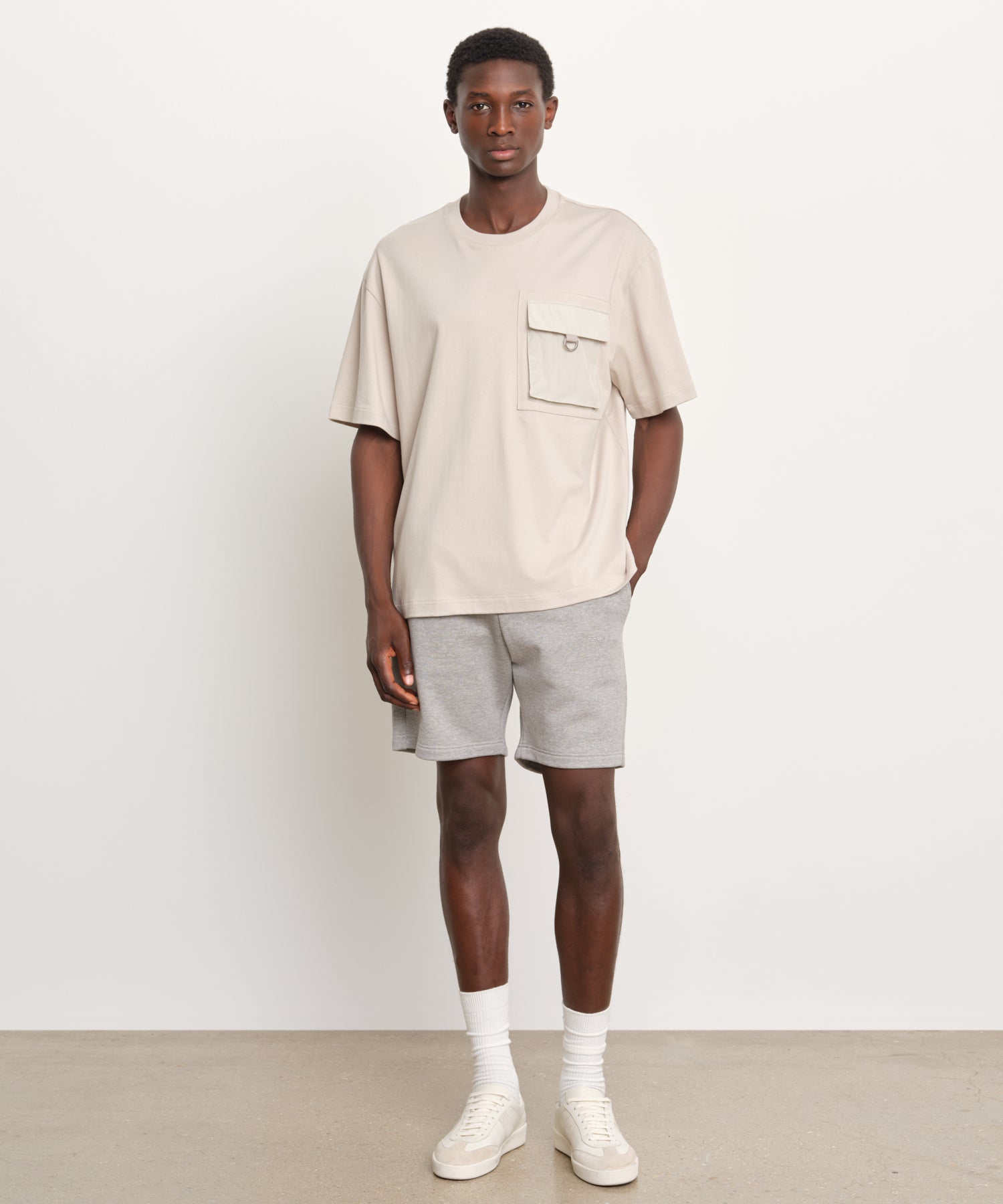 The model is 189 cm tall and is wearing a size 3 in LIGHT GRAY.