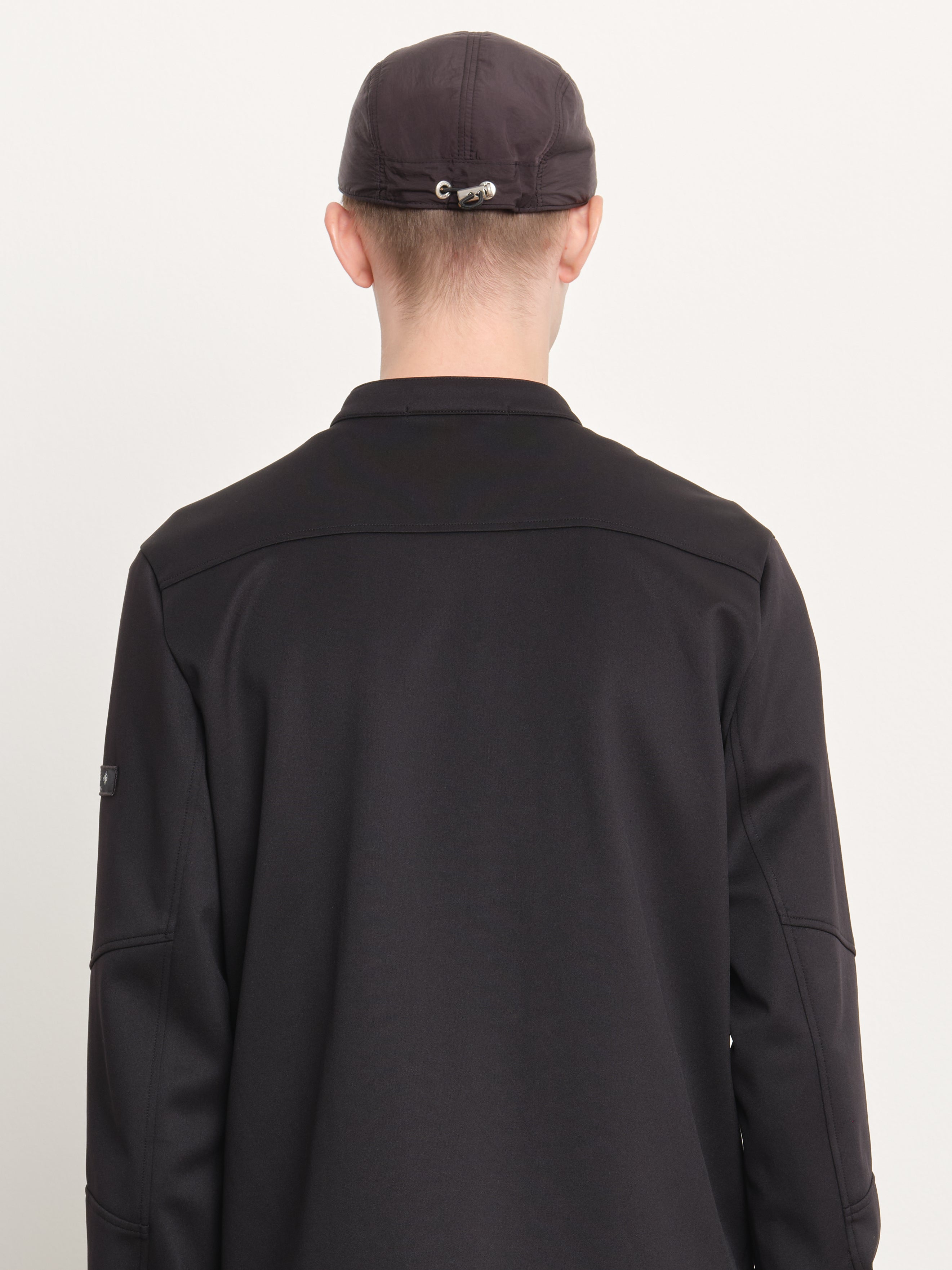 Il modello è alto 189 cm e indossa una taglia 3 in NERO.