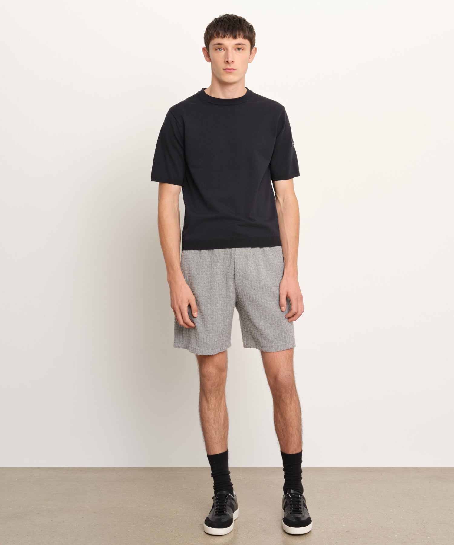 The model is 189 cm tall and is wearing a size 3 in DARK NAVY.