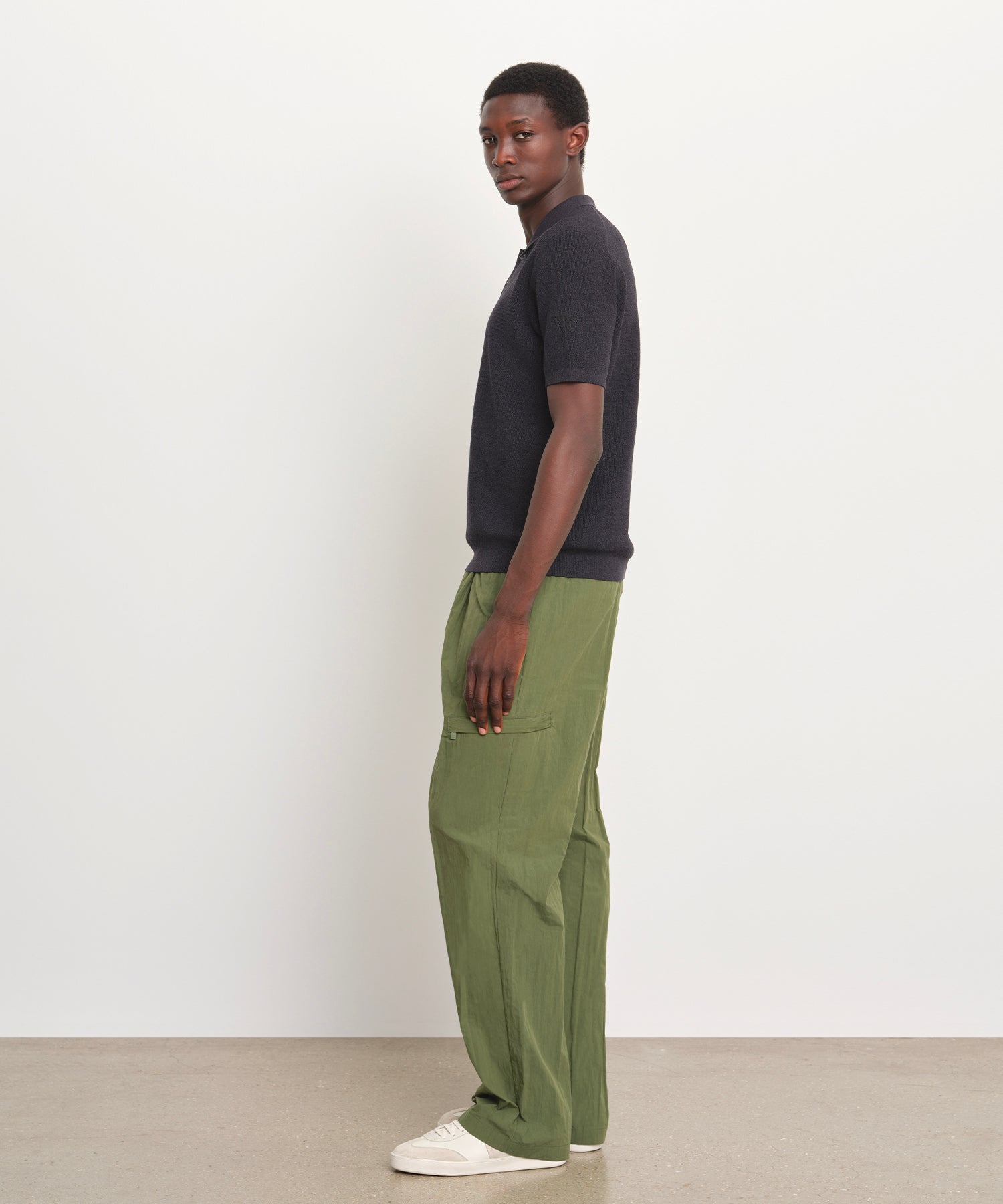 The model is 189 cm tall and is wearing a size 3 in DARK NAVY.