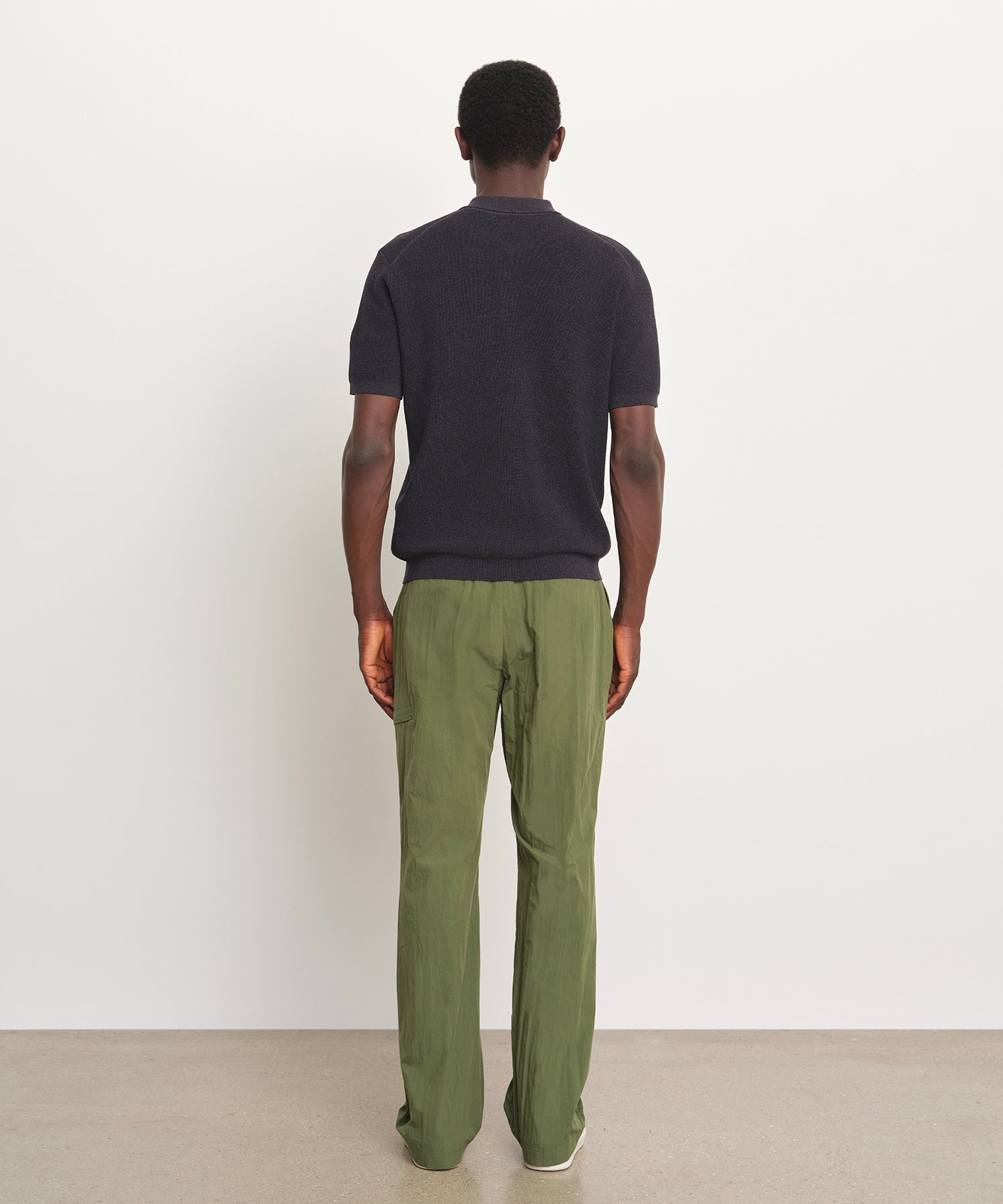The model is 189 cm tall and is wearing a size 3 in DARK NAVY.