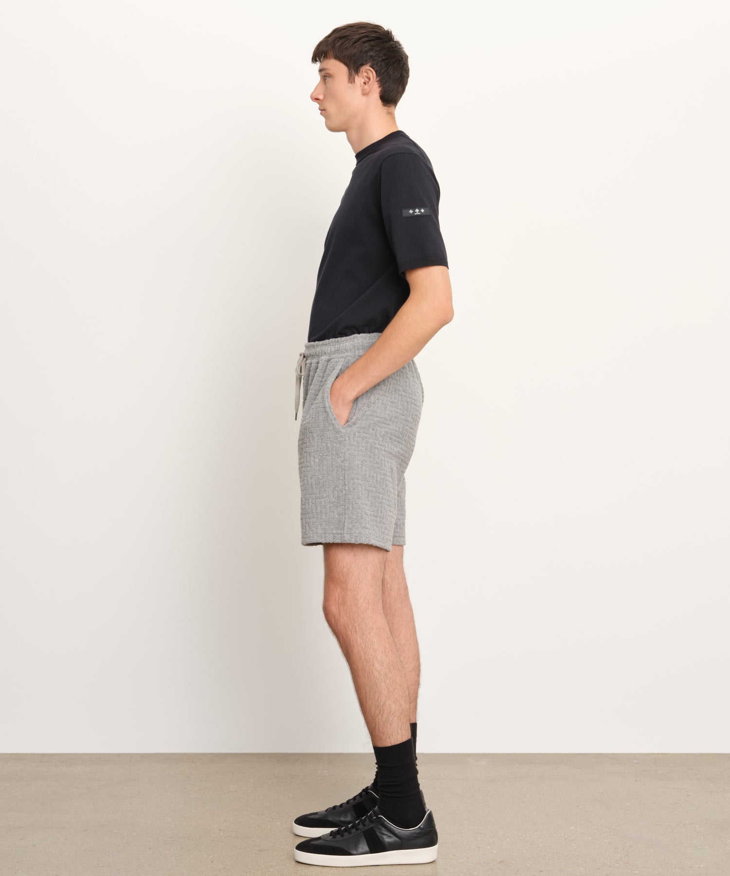 Il modello è alto 189 cm e indossa una taglia 3 in GRIGIO CHIARO.