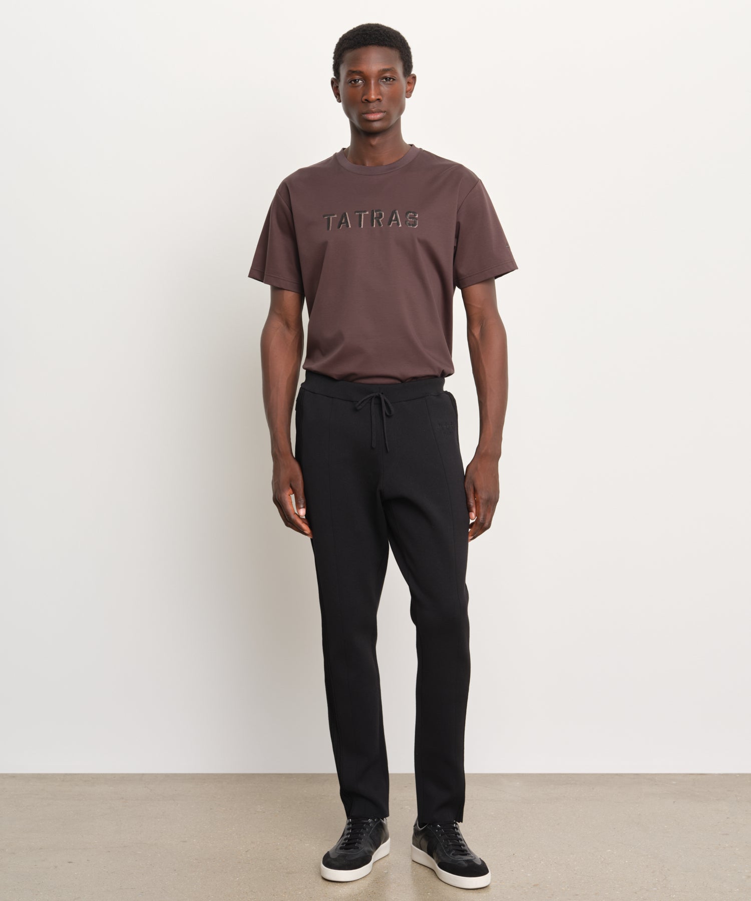 The model is 189 cm tall and is wearing a size 3 in BLACK.