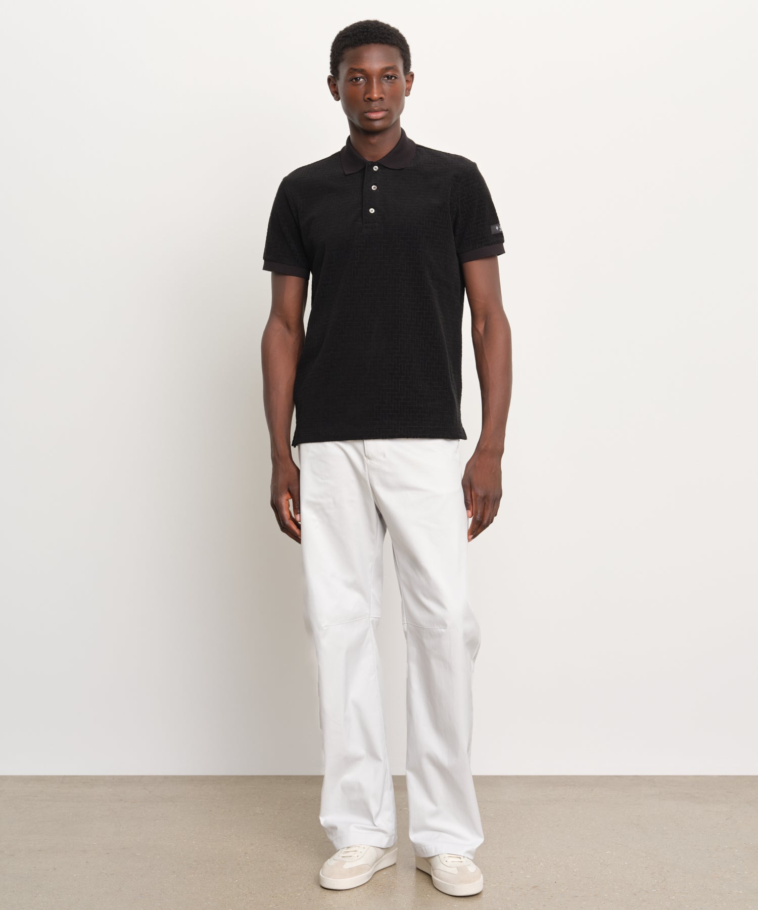 The model is 189 cm tall and is wearing a size 3 in BLACK.