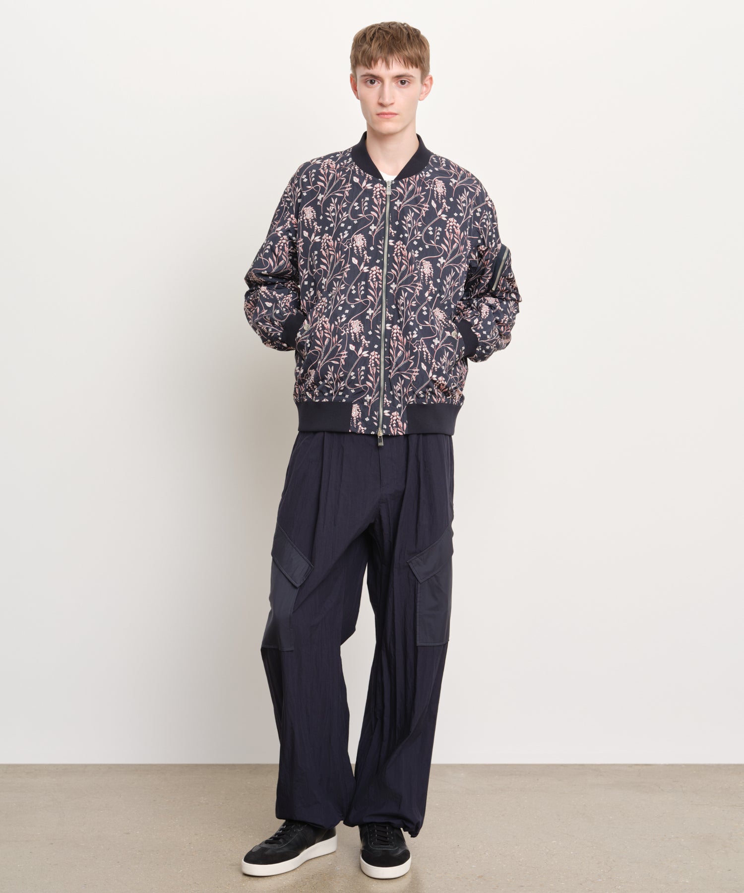 The model is 189 cm tall and is wearing a size 3 in Navy.