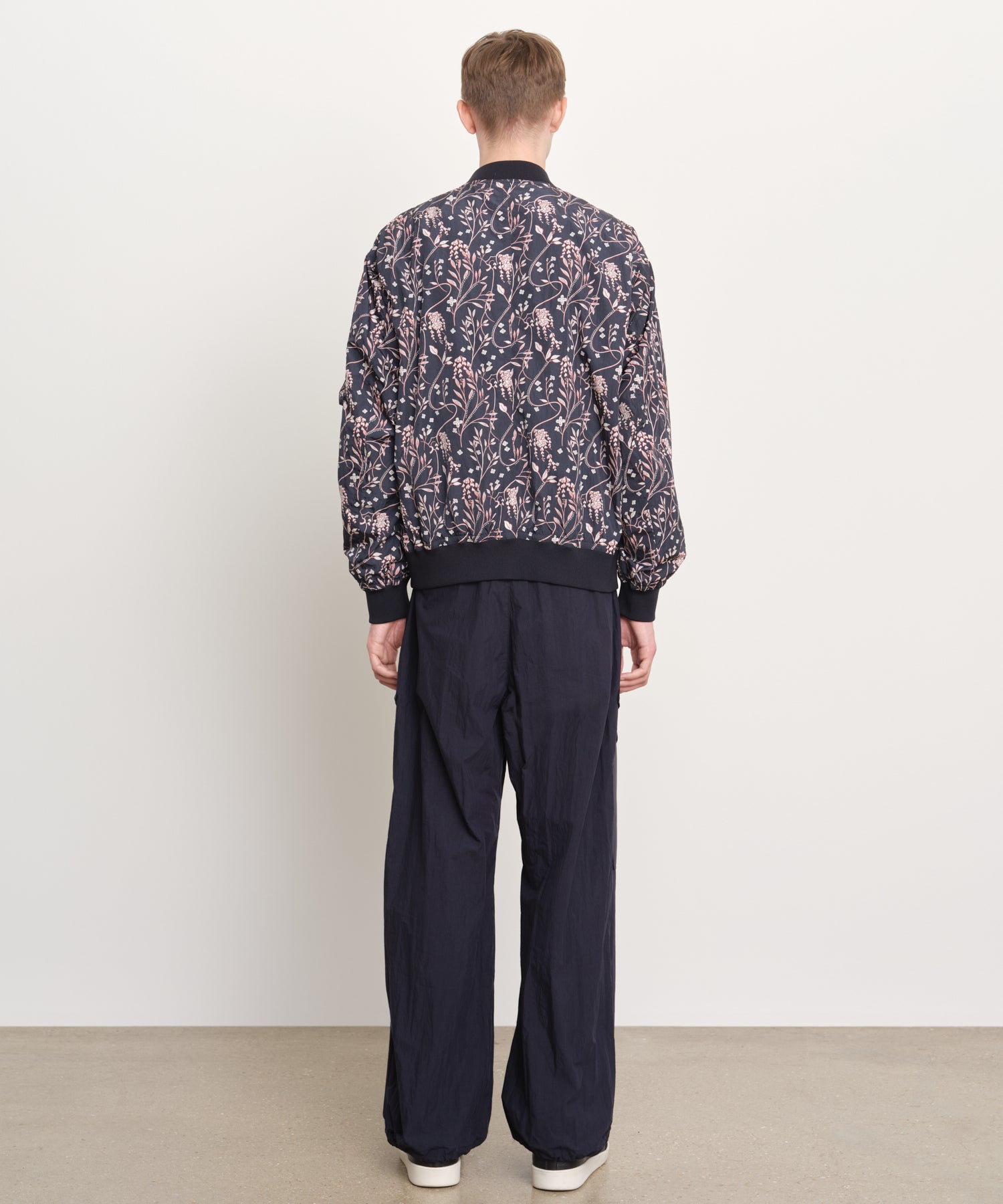 The model is 189 cm tall and is wearing a size 3 in Navy.