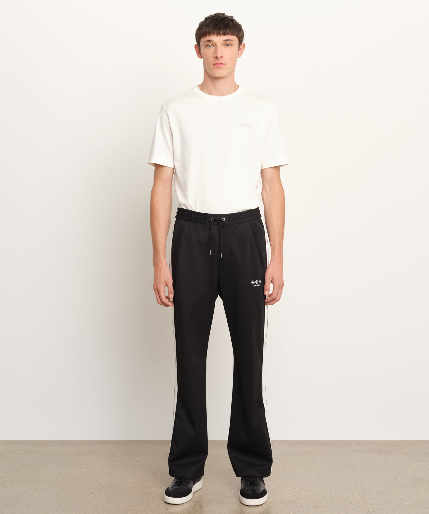 The model is 189 cm tall and is wearing a size 3 in BLACK.