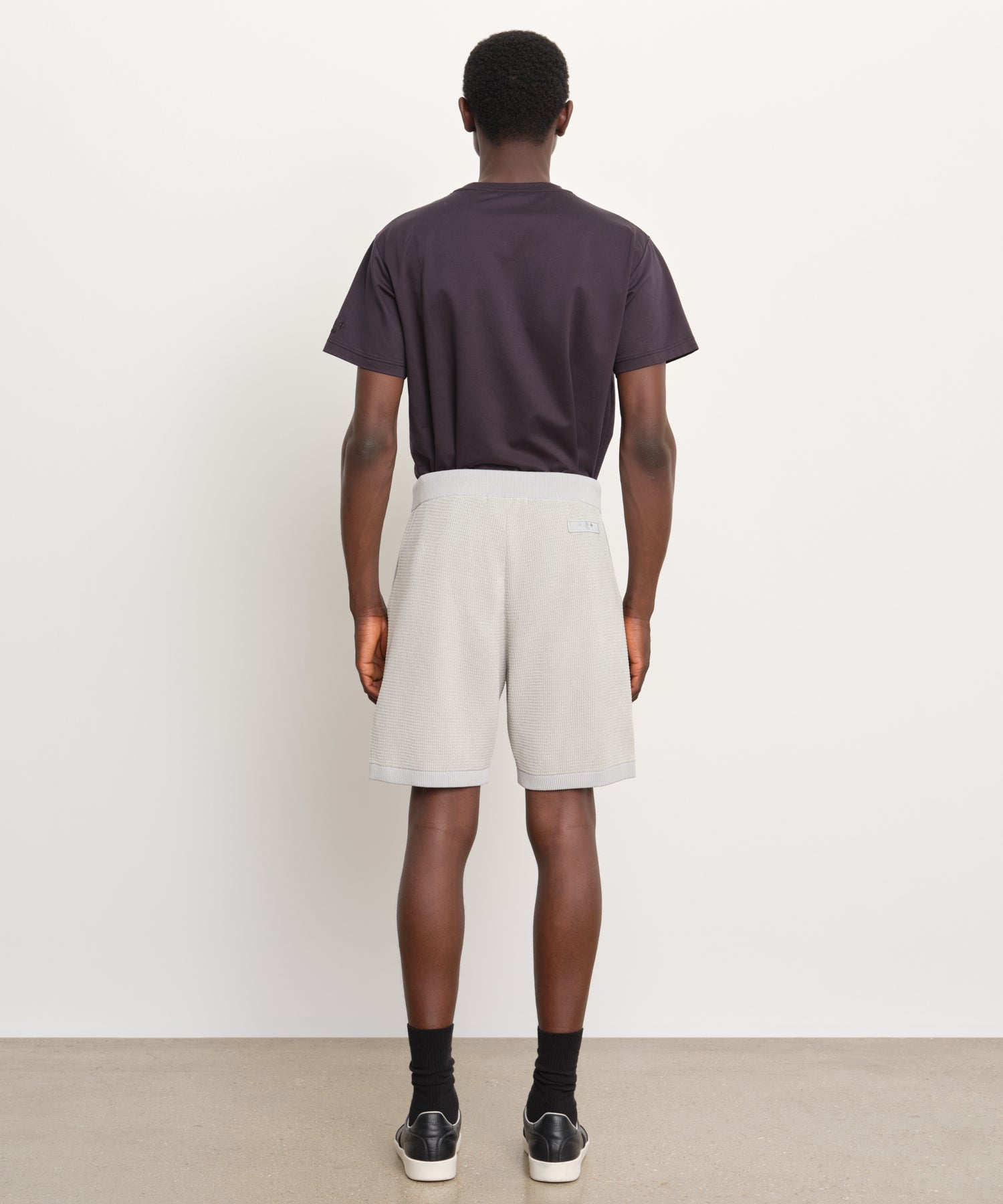 The model is 189 cm tall and is wearing a size 3 in Light Gray.