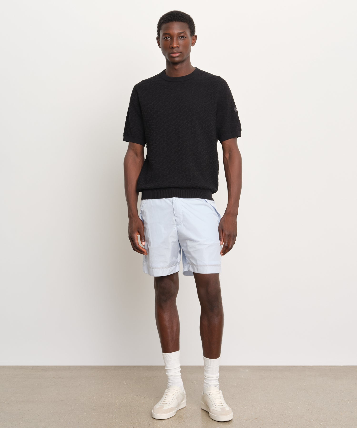 The model is 189 cm tall and is wearing a size 3 in BLACK.