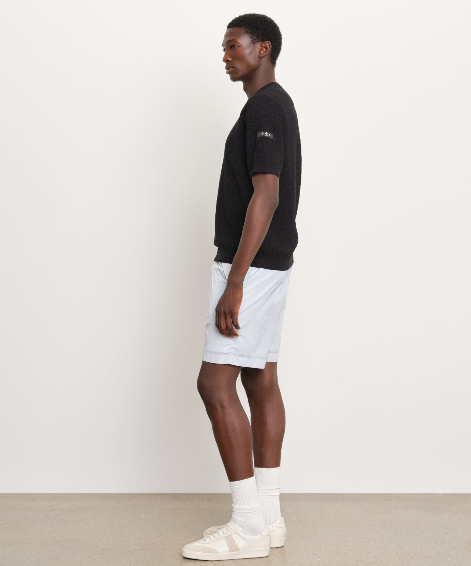 Il modello è alto 189 cm e indossa una taglia 3 in NERO.