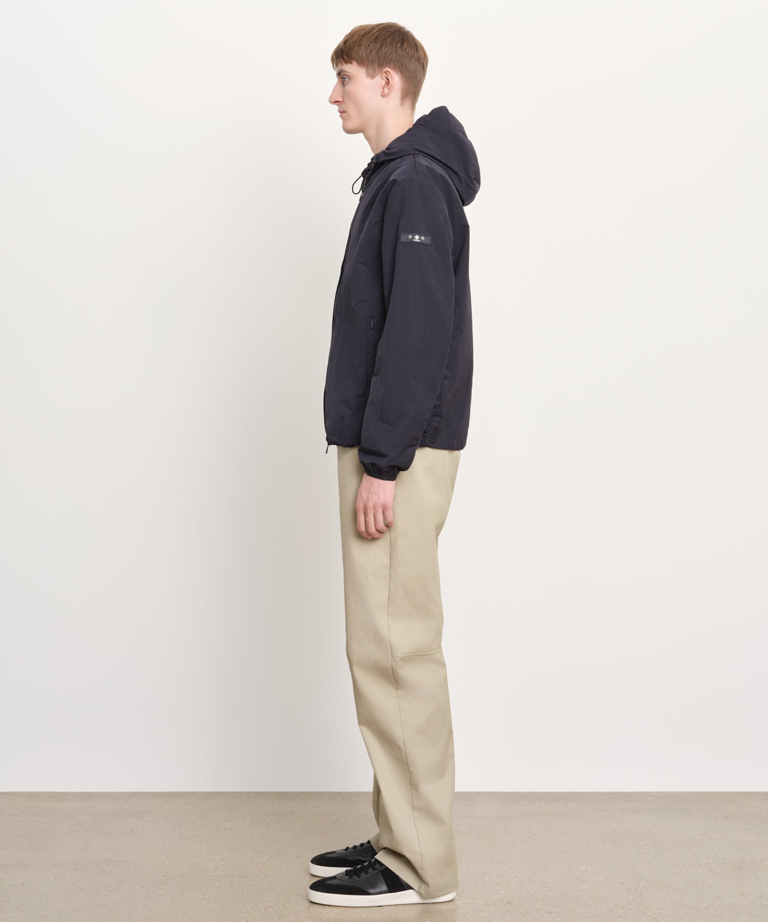 The model is 189 cm tall and is wearing a size 3 in Navy.
