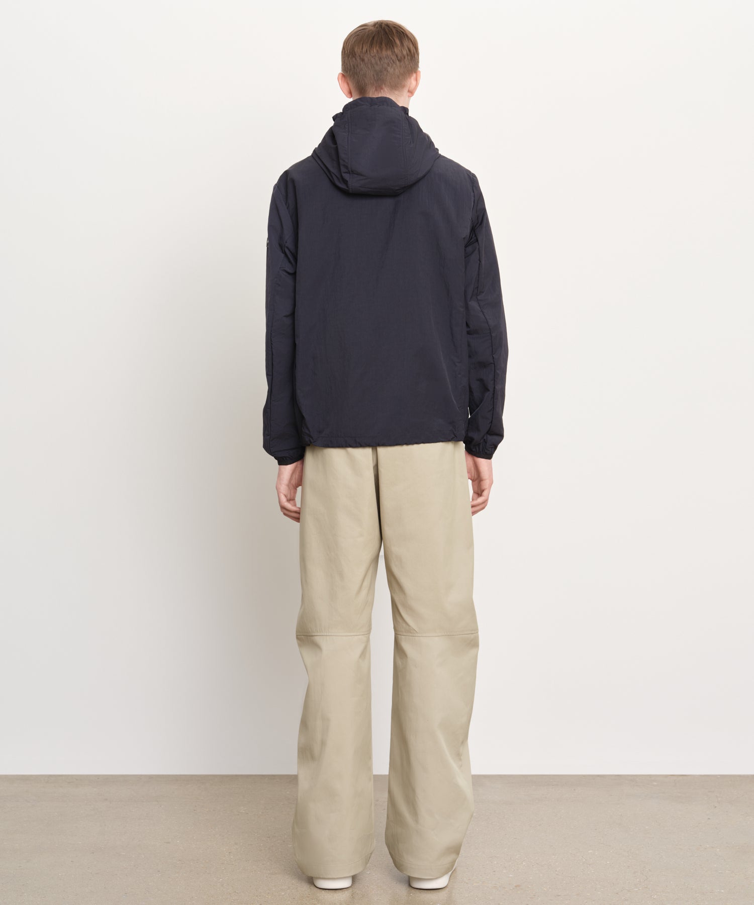 The model is 189 cm tall and is wearing a size 3 in Navy.