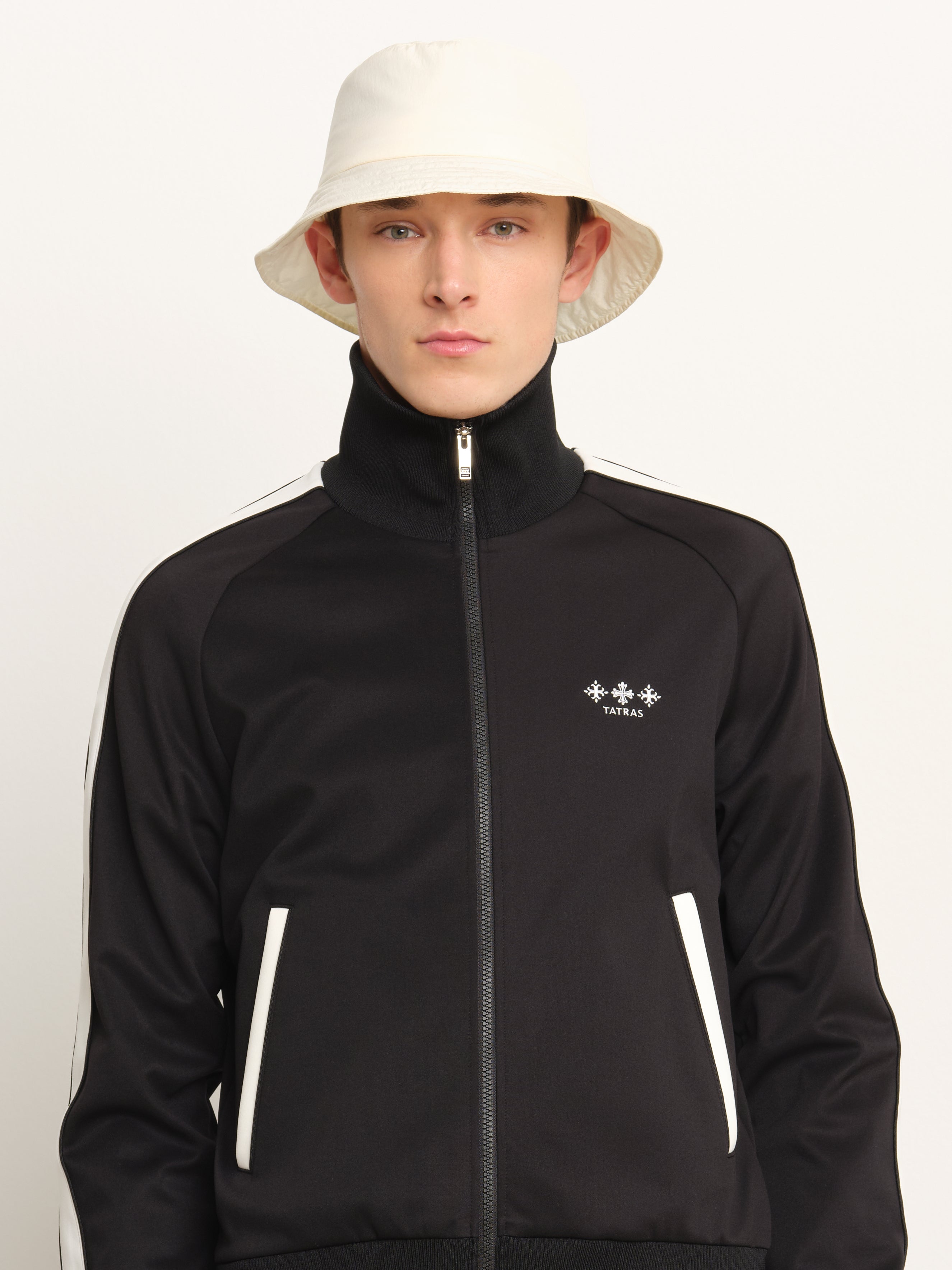 The model is 189 cm tall and is wearing a free size in IVORY.
