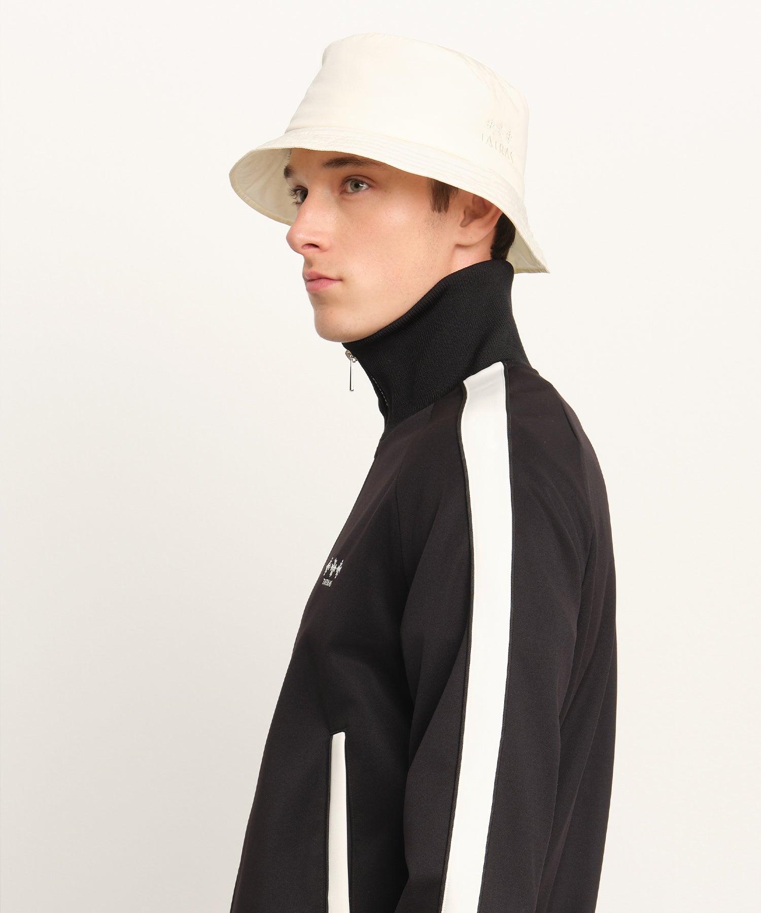 The model is 189 cm tall and is wearing a free size in IVORY.