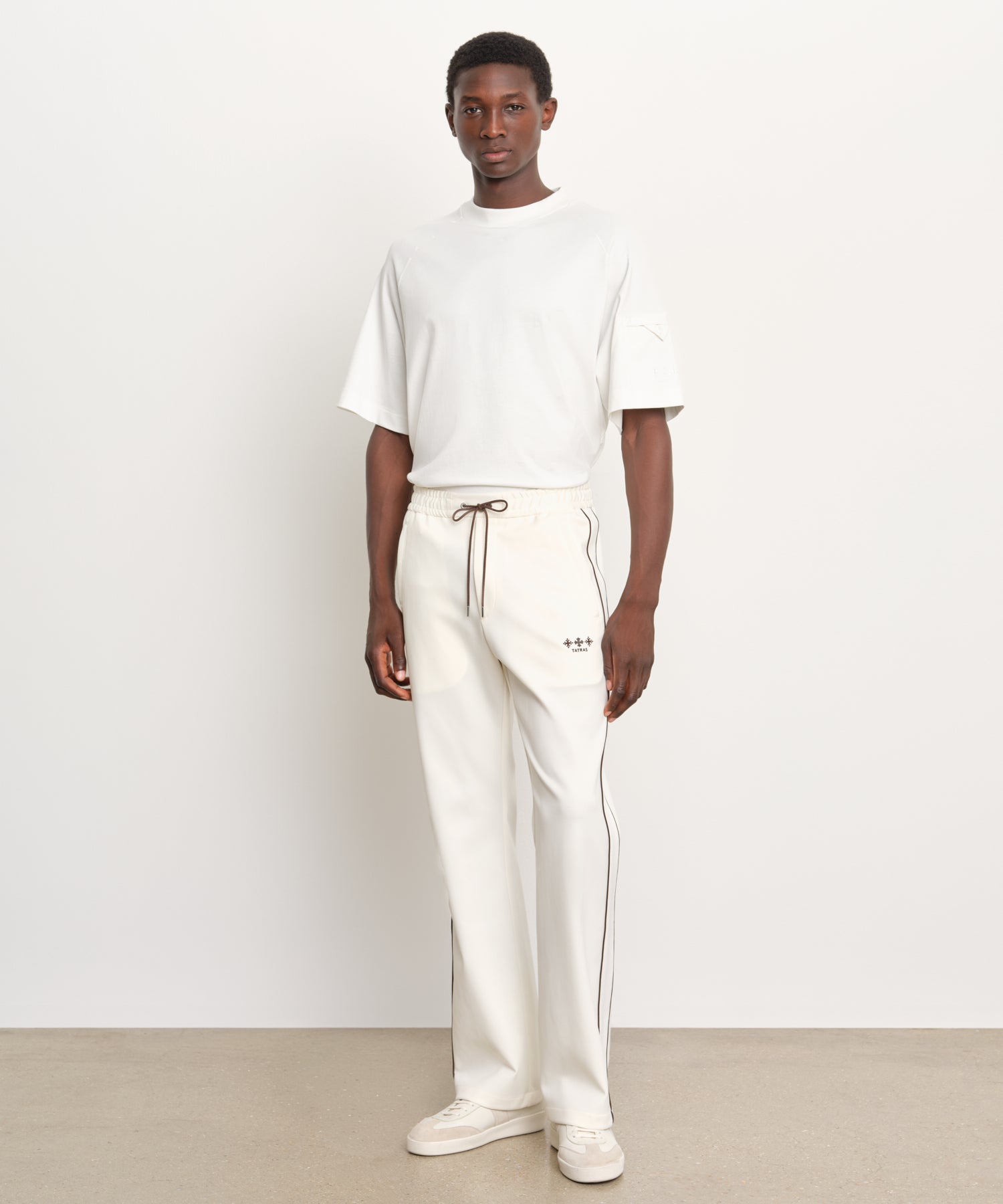 The model is 189 cm tall and is wearing a size 3 in IVORY.