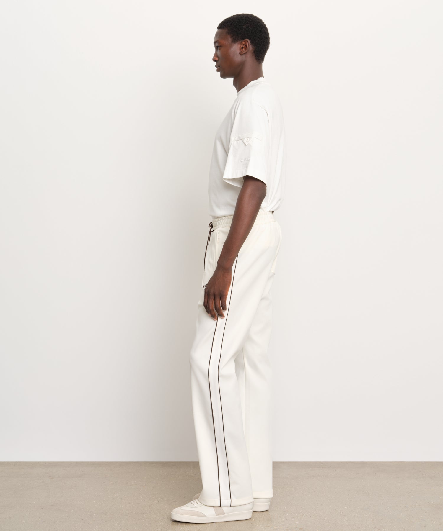 The model is 189 cm tall and is wearing a size 3 in IVORY.