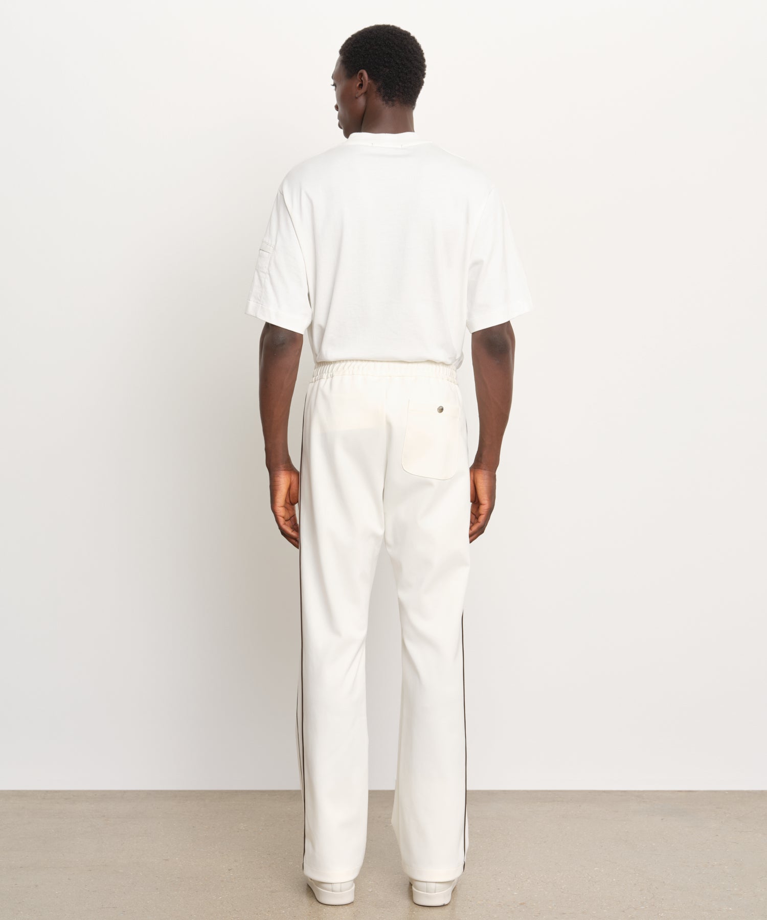 The model is 189 cm tall and is wearing a size 3 in IVORY.