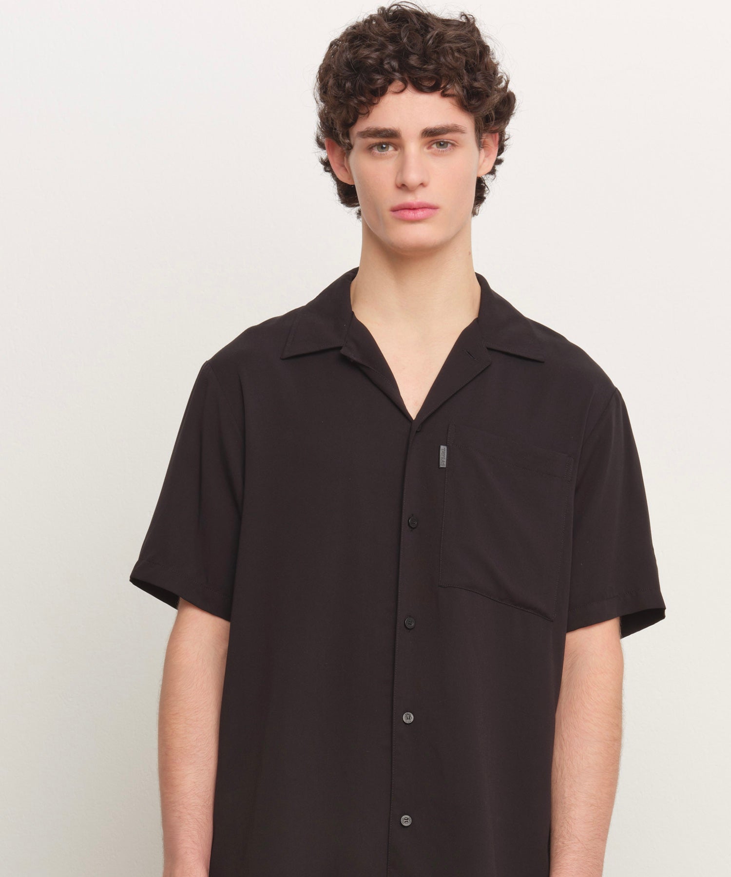 The model is 185 cm tall and is wearing a size 3 in BLACK.
